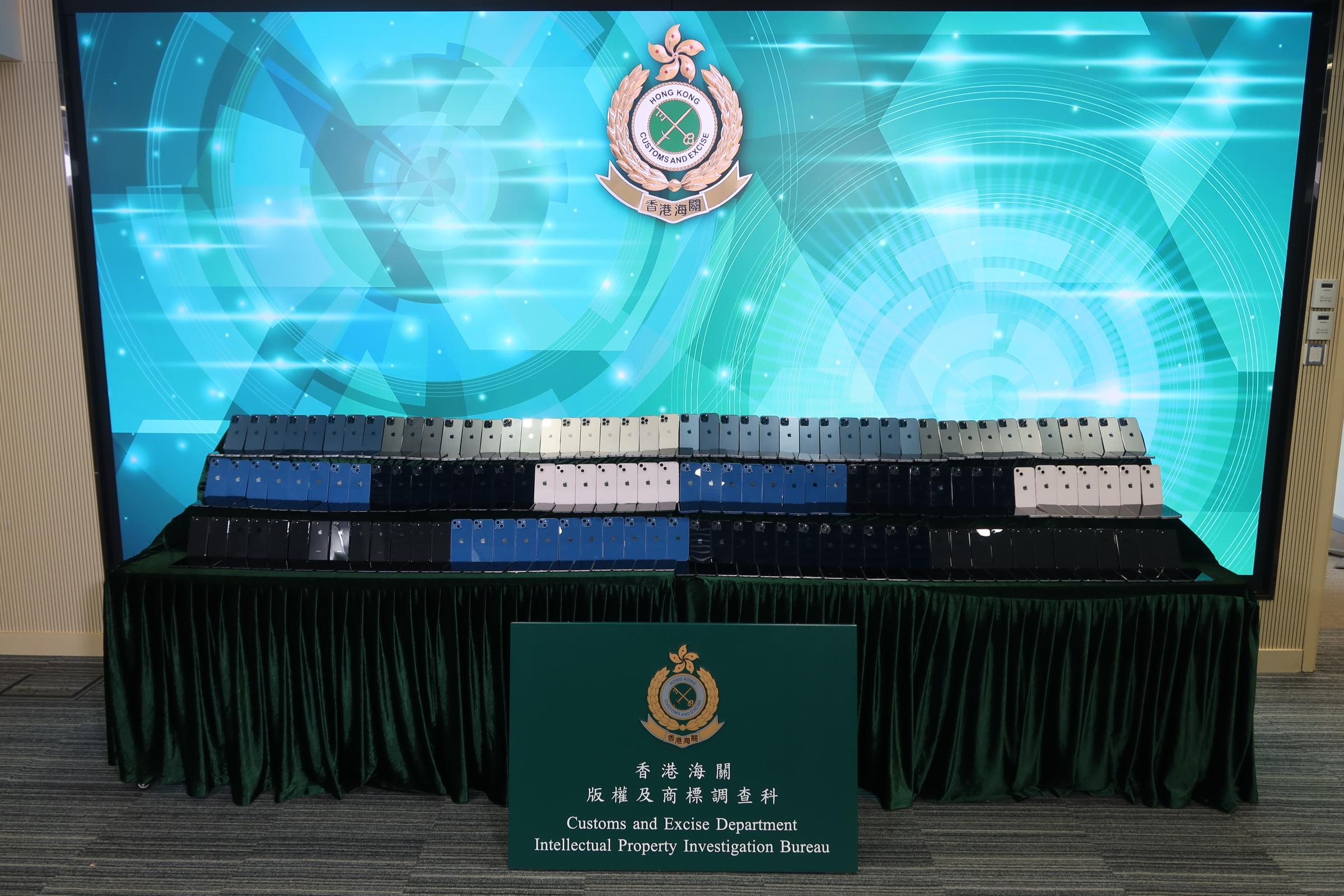 Hong Kong Customs from March 14 to 17 conducted anti-cross boundary counterfeiting operations in Kwun Tong, seizing a total of about 9 000 suspected counterfeit mobile phones, with a total estimated market value of about $6.4 million, in two companies. Photo shows the suspected  counterfeit mobile phones seized.