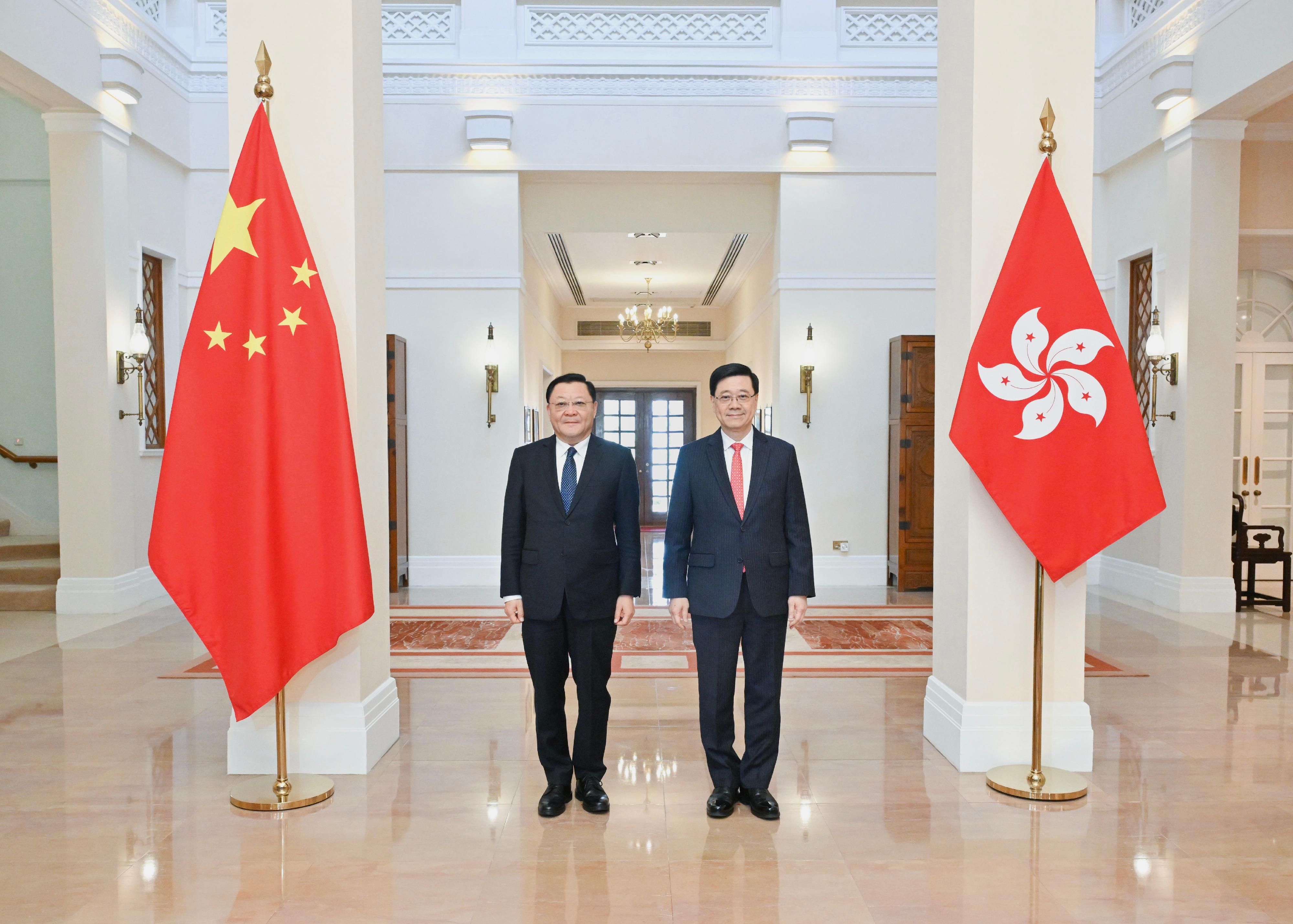 The Chief Executive, Mr John Lee (right), meets the Governor of Guangdong Province, Mr Wang Weizhong (left), at Government House today (March 19).