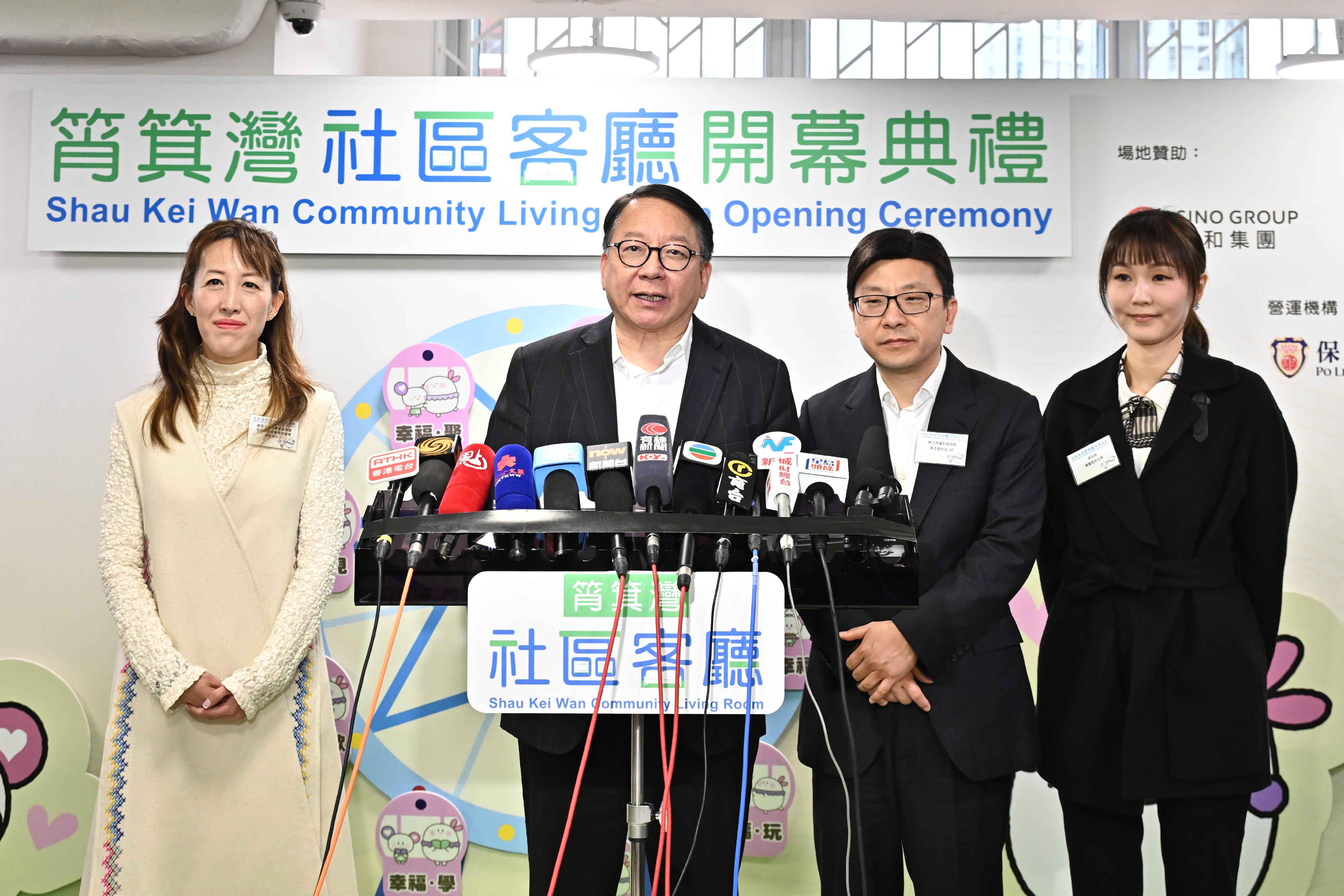 政務司司長陳國基今日（三月十九日）主持筲箕灣社區客廳開幕典禮，慶祝港島區首個社區客廳投入服務。勞工及福利局局長孫玉菡亦一同主禮。圖示陳國基（左二）和孫玉菡（右二）在典禮後會見傳媒。