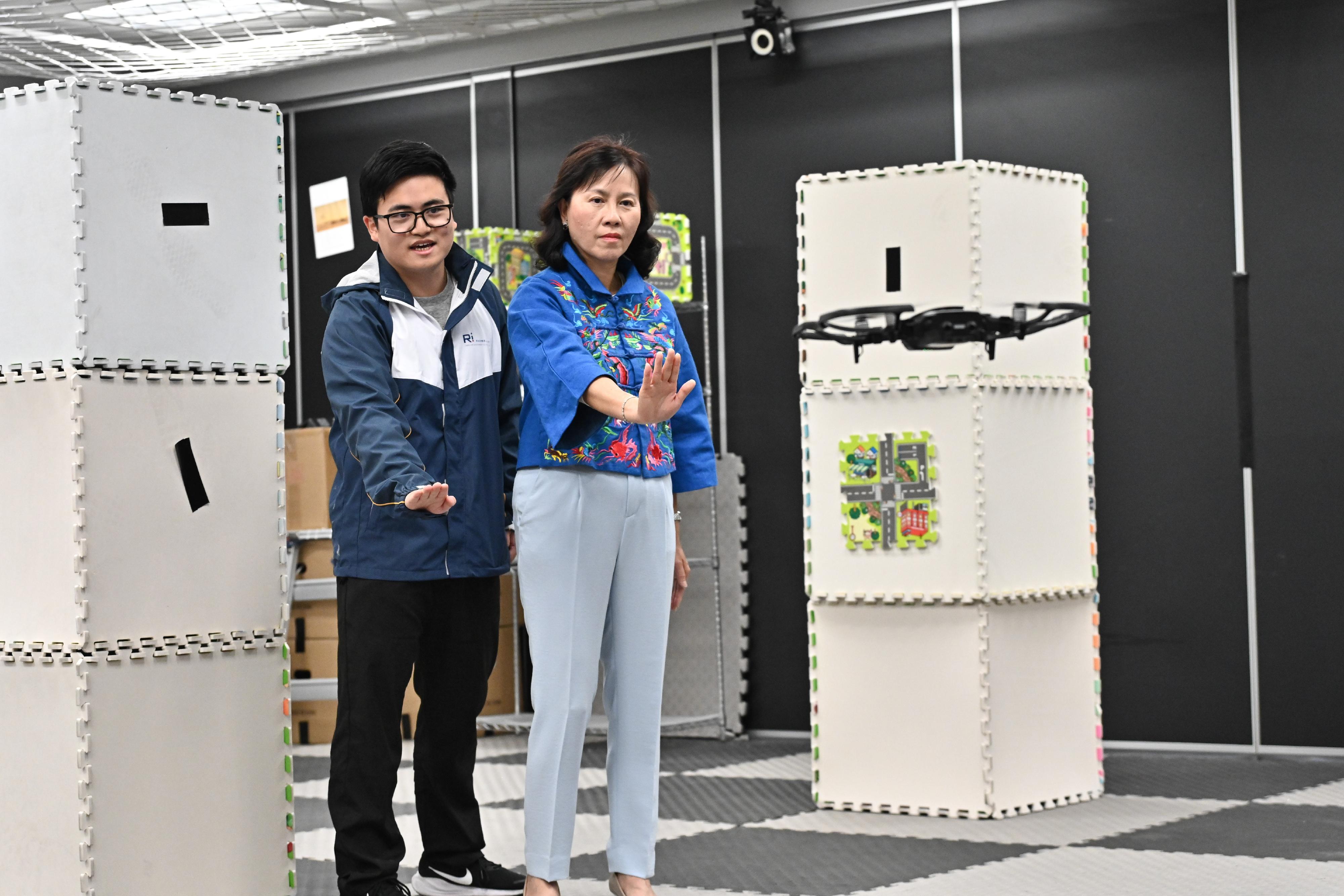 The Secretary for Transport and Logistics, Ms Mable Chan, attended the Low-altitude Economy Regulatory Sandbox - Launch Event today (March 20). Photo shows Ms Chan (right) visiting the Hong Kong University of Science and Technology Cheng Kar-Shun Robotics Institute to learn about the latest achievements related to drone technology and the low-altitude economy.