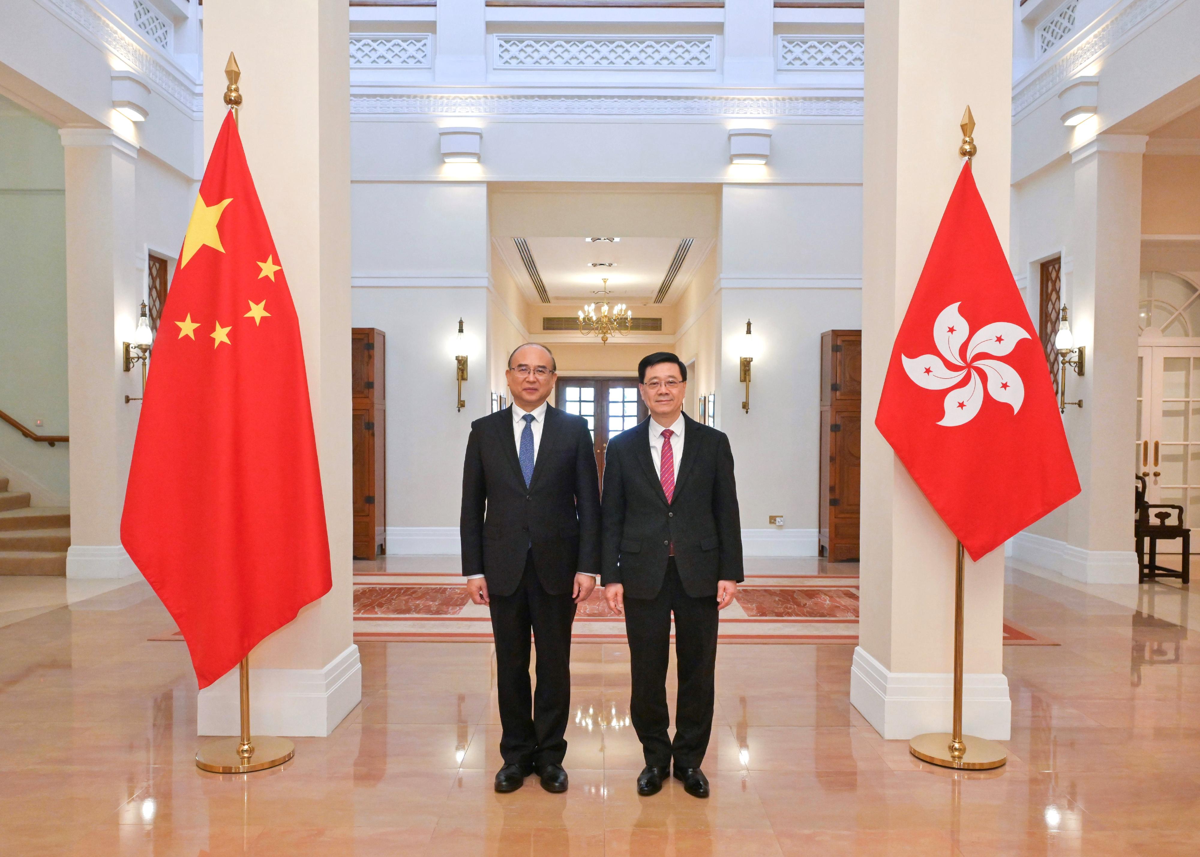 The Chief Executive, Mr John Lee (right), meets the Secretary of the CPC Heilongjiang Provincial Committee, Mr Xu Qin (left), at Government House today (March 20).