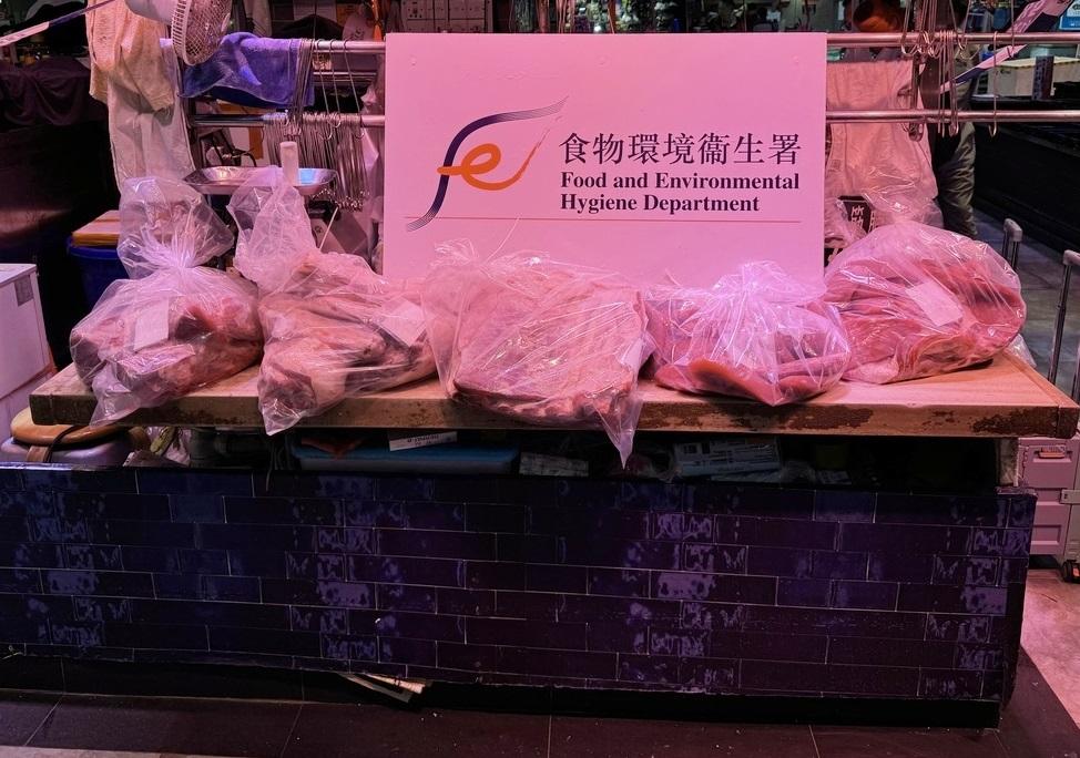The Food and Environmental Hygiene Department (FEHD) yesterday (March 19) and today (March 20) raided two licensed fresh provision shops in Kwai Tsing District and Sai Kung District suspected of selling frozen meat as fresh meat. Photo shows some of the meat seized by FEHD officers during the operation in Kwai Tsing District.
