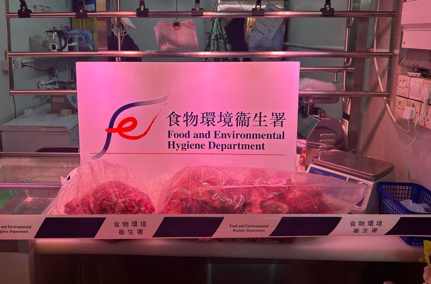The Food and Environmental Hygiene Department (FEHD) yesterday (March 19) and today (March 20) raided two licensed fresh provision shops in Kwai Tsing District and Sai Kung District suspected of selling frozen meat as fresh meat. Photo shows some of the meat seized by FEHD officers during the operation in Sai Kung District.