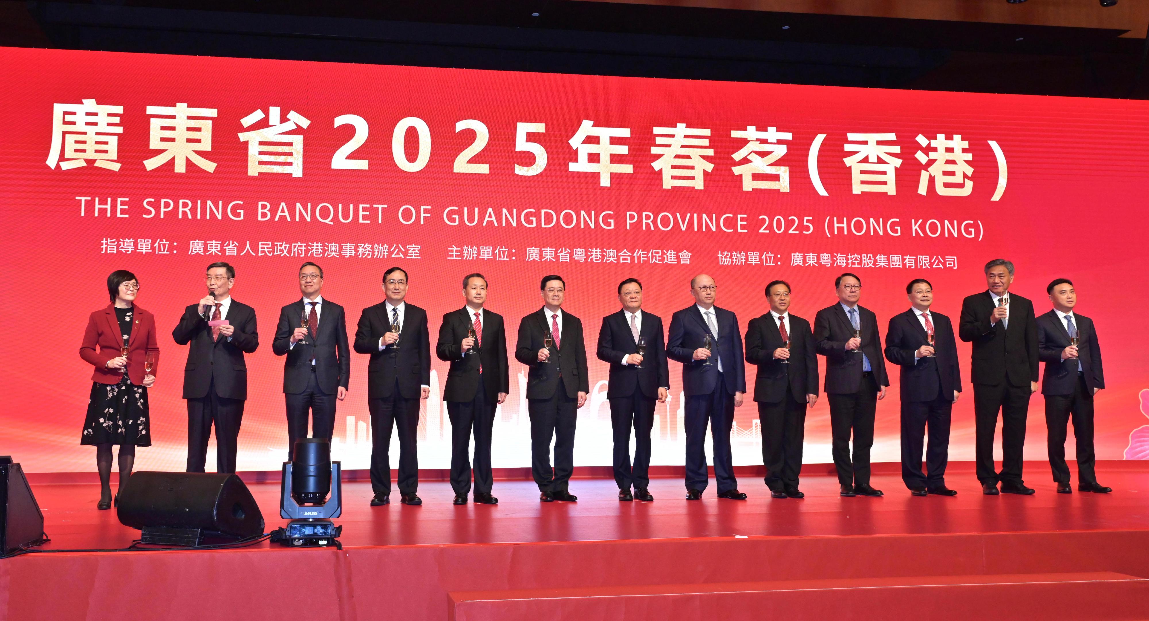行政長官李家超今日（三月二十日）出席廣東省2025年春茗（香港）。圖示（左五起）中央人民政府駐香港特別行政區維護國家安全公署署長董經緯、李家超、廣東省省長王偉中、中央人民政府駐香港特別行政區聯絡辦公室主任鄭雁雄、外交部駐香港特別行政區特派員公署特派員崔建春、政務司司長陳國基和其他嘉賓在活動主持祝酒儀式。