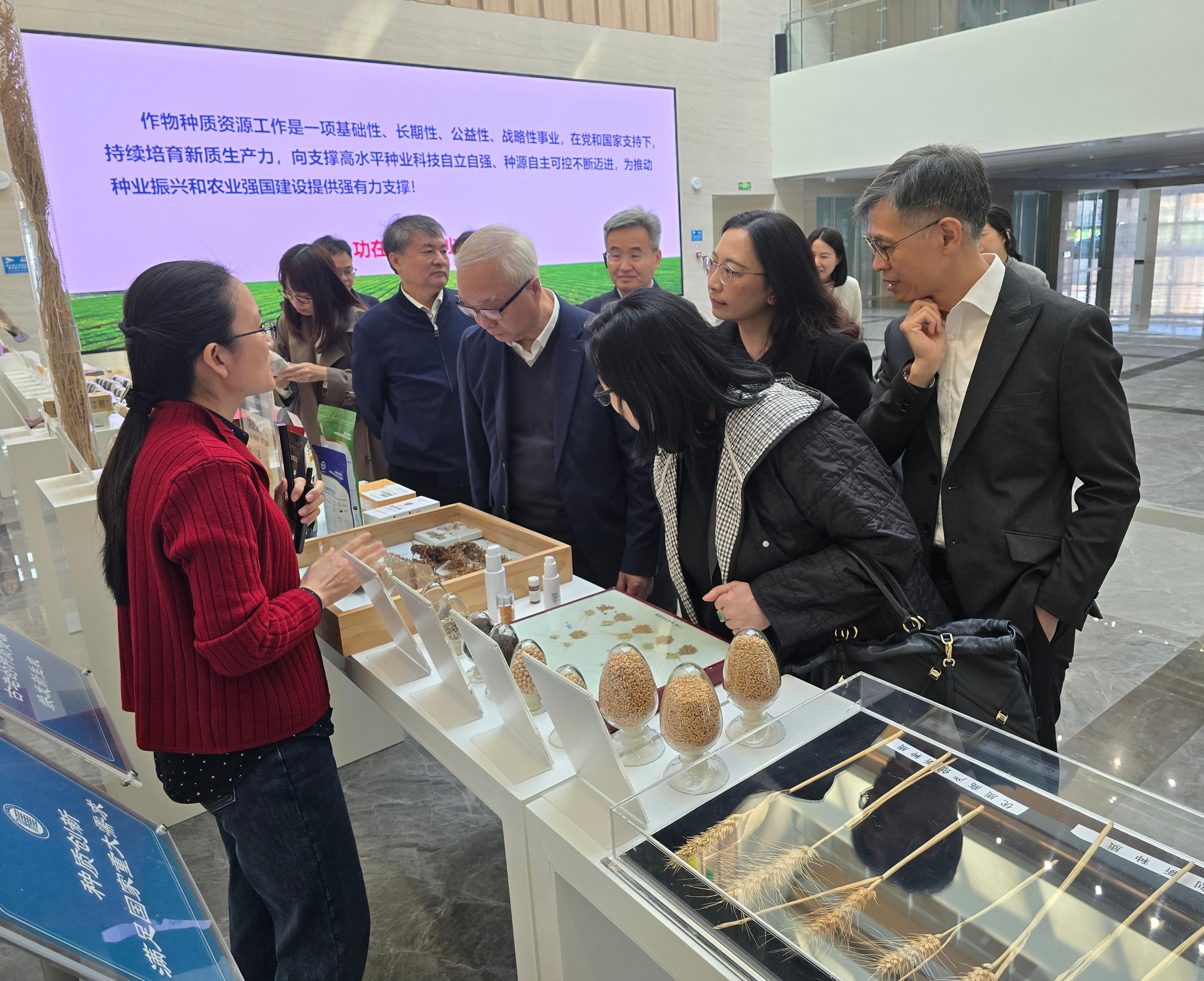 環境及生態局局長謝展寰今日（三月二十日）展開北京訪問行程。圖示謝展寰（右四）、環境及生態局常任秘書長（食物）楊碧筠（右三）、漁農自然護理署署長黎堅明（右一）及食物安全專員黃宏醫生（右二）參觀中國農業科學院的國家作物種質庫，了解國家最新的農業發展和科技。