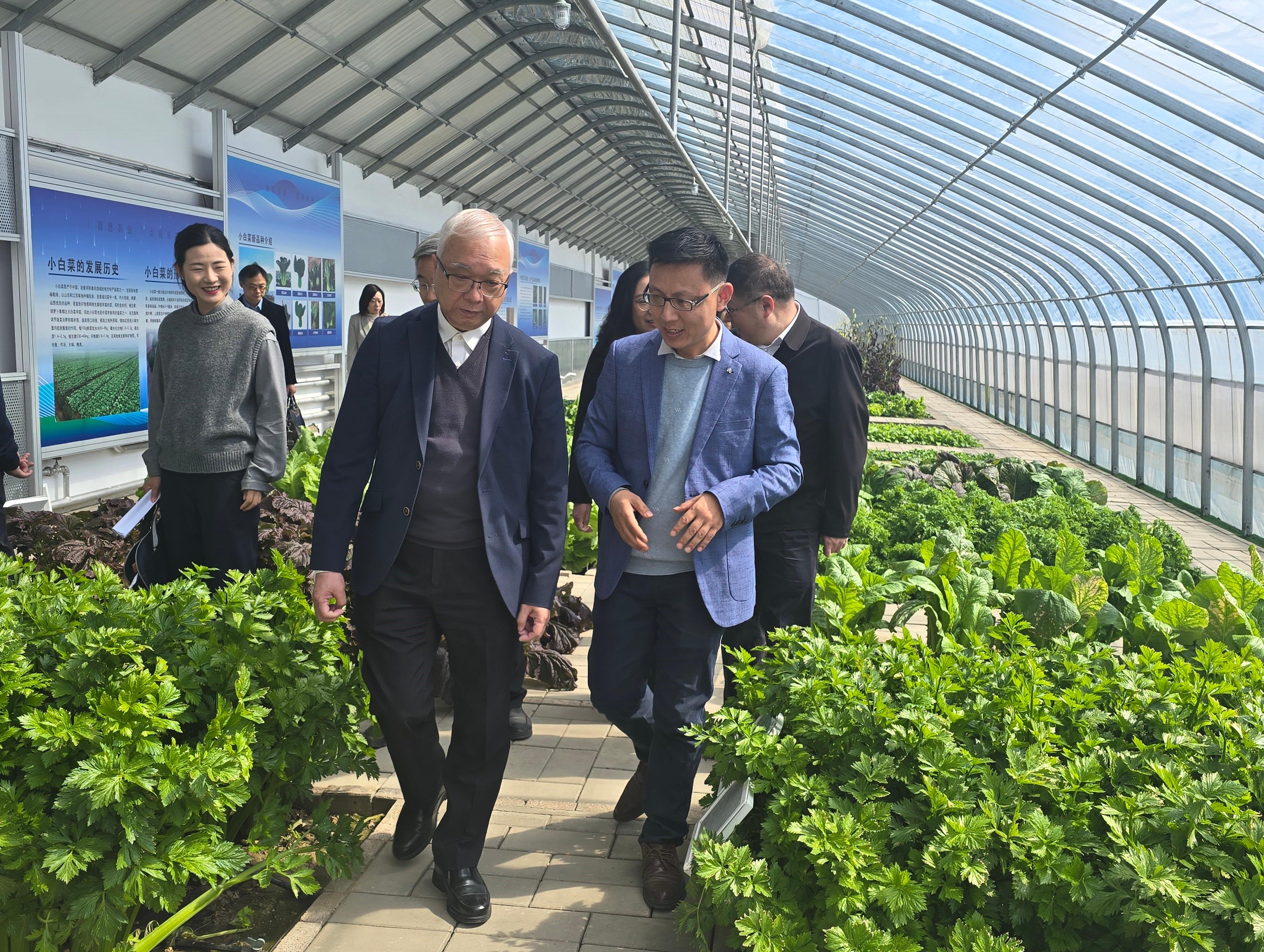 環境及生態局局長謝展寰今日（三月二十日）展開北京訪問行程。圖示謝展寰（左二）參觀中國農業科學院的蔬菜花卉研究所溫室。