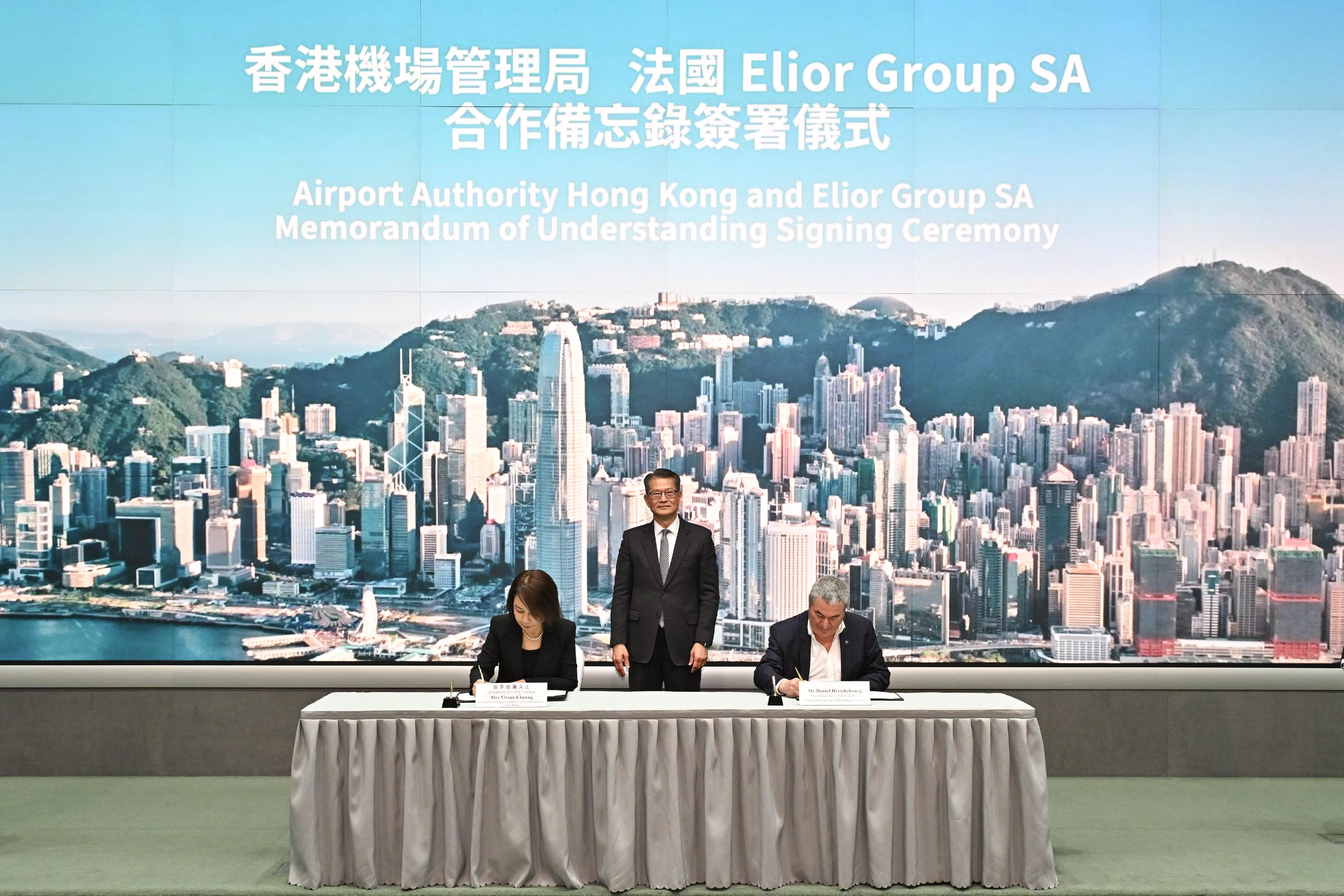 A leading France-based professional aeronautic services company, Elior Group SA, announced today (March 21) its intention to strengthen presence in Hong Kong. It had signed a Memorandum of Understanding (MoU) signing ceremony with the Airport Authority Hong Kong (AAHK), as an important step in expanding its business in Asia. Photo shows the Acting Chief Executive Officer of the AAHK, Mrs Vivian Cheung (left), and the Group Chairman and CEO of Elior Group SA, Mr Daniel Derichebourg (right), signing the MoU, witnessed by the Financial Secretary, Mr Paul Chan (centre), on February 19.


