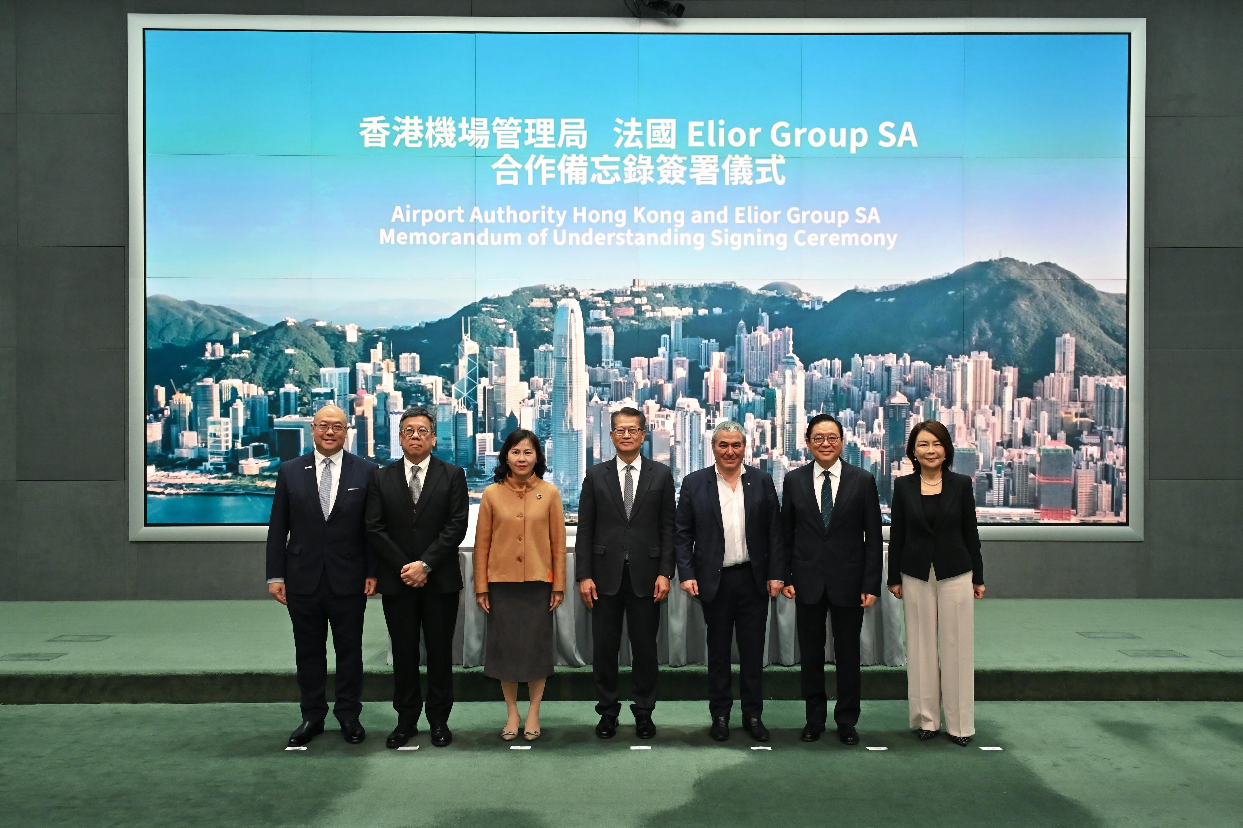 A leading France-based professional aeronautic services company, Elior Group SA, announced today (March 21) its intention to strengthen presence in Hong Kong. It had signed a Memorandum of Understanding (MoU) signing ceremony with the Airport Authority Hong Kong (AAHK), as an important step in expanding its business in Asia. Photo shows the Financial Secretary, Mr Paul Chan (centre); the Group Chairman and CEO of Elior Group SA, Mr Daniel Derichebourg (third right); the Secretary for Transport and Logistics, Ms Mable Chan (third left); non-official member of the Executive Council and Member of the Legislative Council Mr Jeffrey Lam (second right); the Secretary for Commerce and Economic Development, Mr Algernon Yau (second left); the Acting Chief Executive Officer of the AAHK, Mrs Vivian Cheung (first left); and Associate Director-General of Investment Promotion Mr Charles Ng (first left) at the MoU signing ceremony on February 19.



