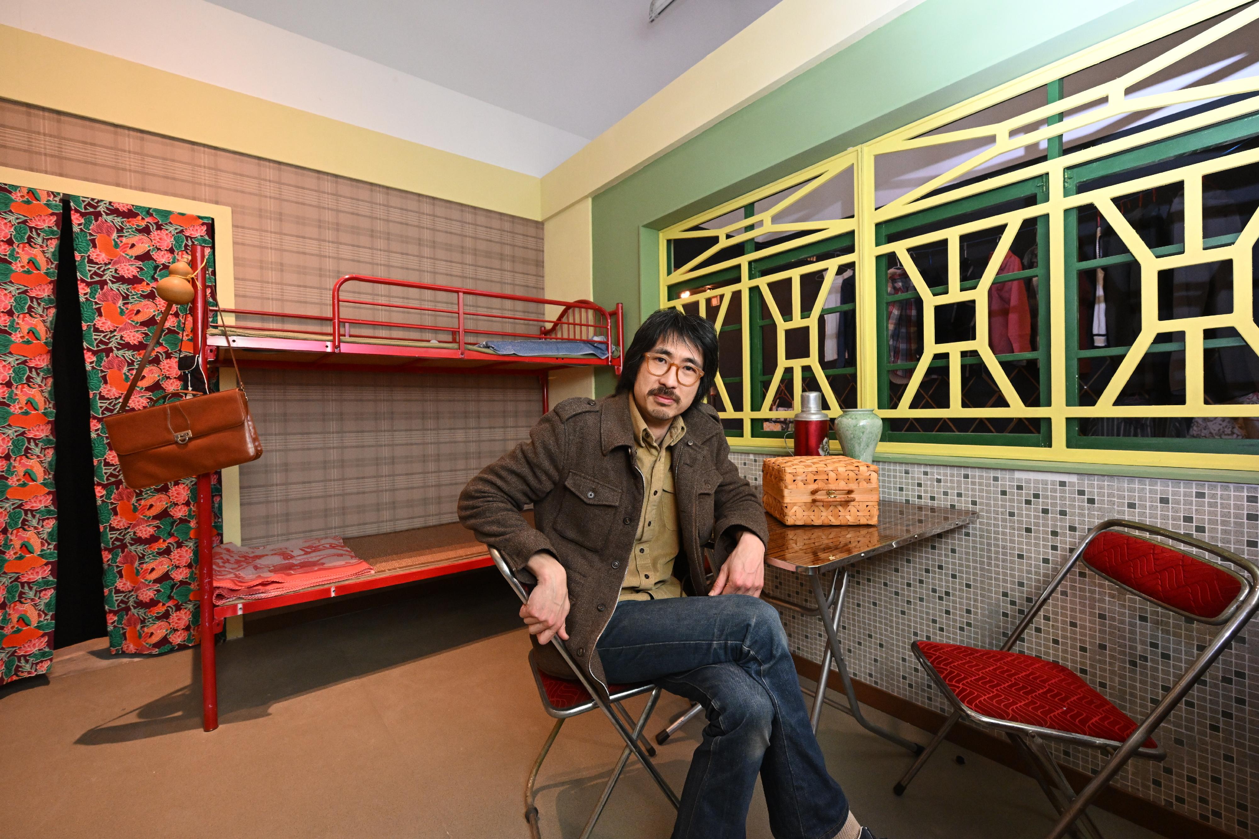 A new exhibition of the Oil Street Art Space (Oi!), "Oi! Spotlight: With Love from Hong Kong", will be on display from tomorrow (March 22) to August 31. Photo shows artist Adrian Wong and a set of a Hong Kong household of the past restaged in the Oi! Warehouse.
