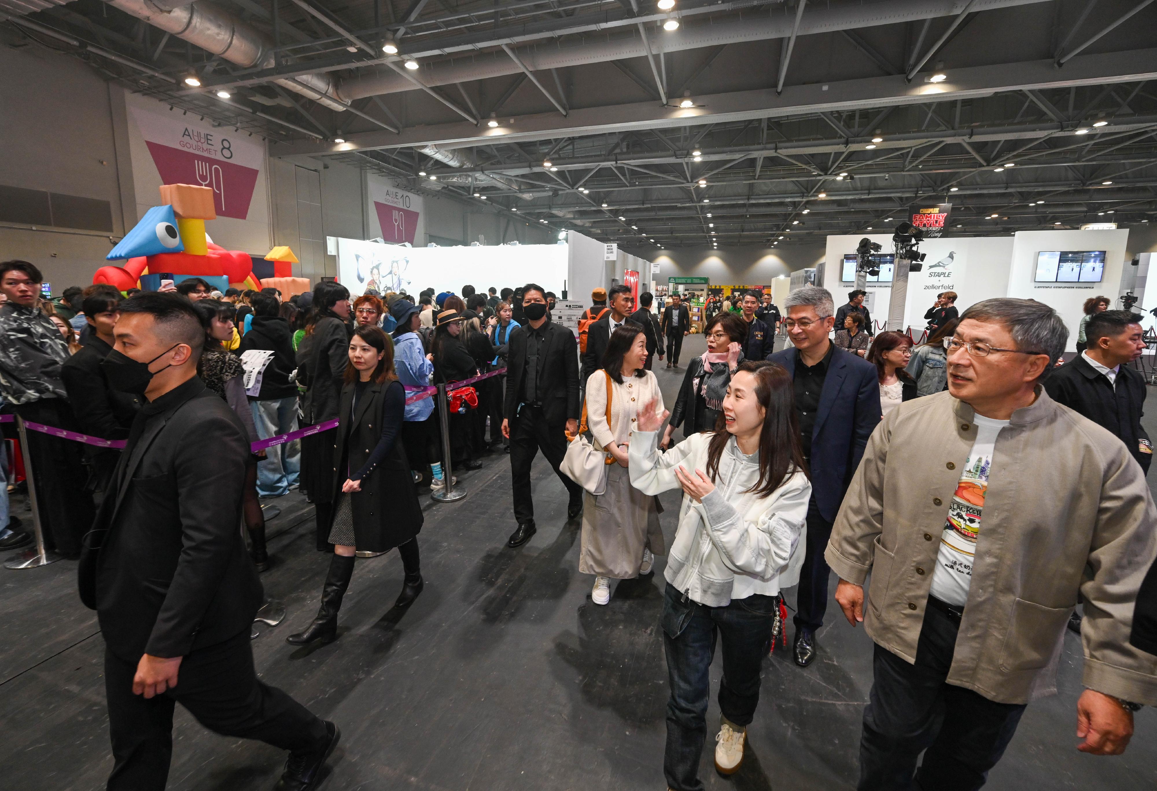 The Deputy Chief Secretary for Administration, Mr Cheuk Wing-hing (first right), tours the ComplexCon marketplace before the Opening Ceremony of ComplexCon Hong Kong 2025 today (March 21).