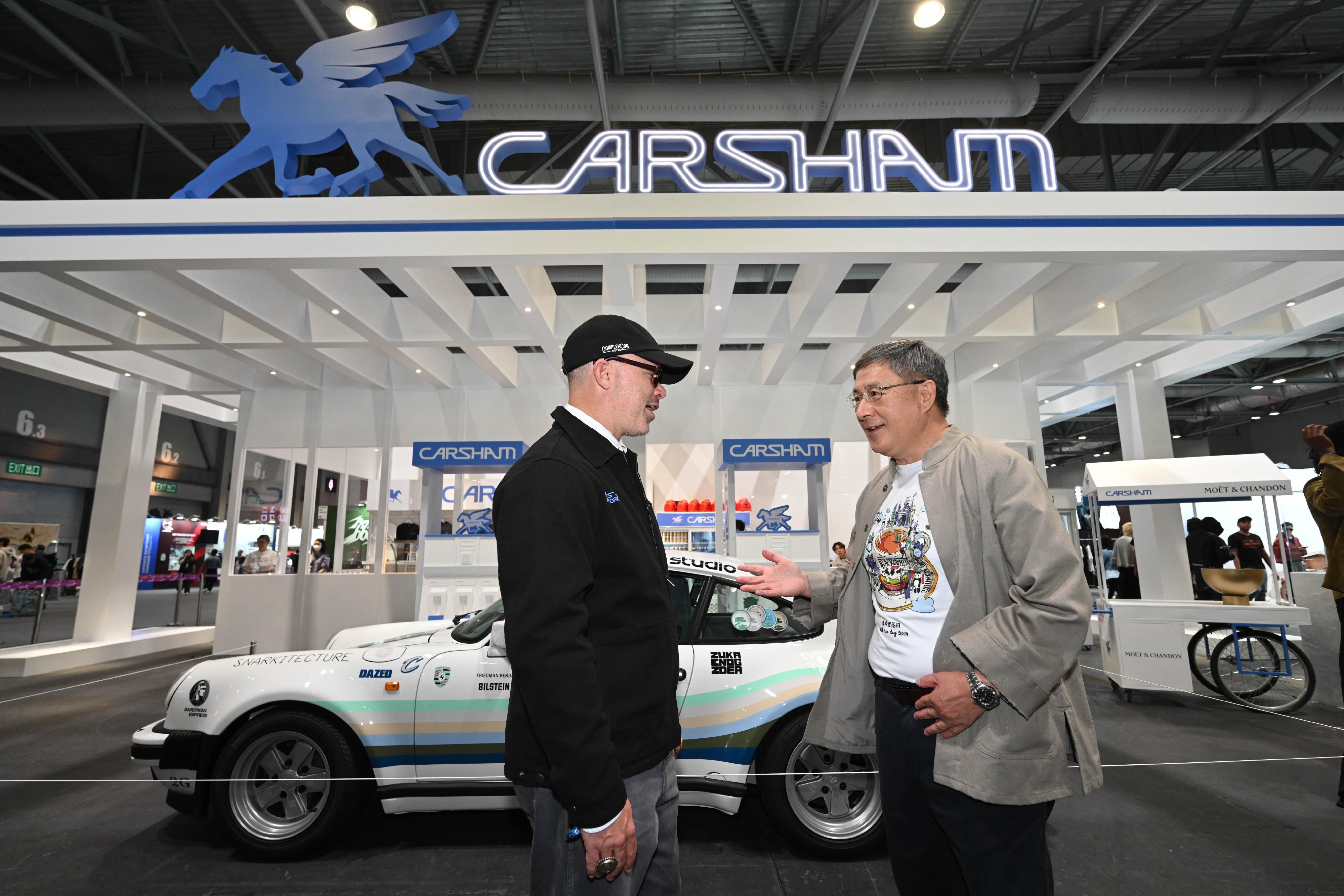 The Deputy Chief Secretary for Administration, Mr Cheuk Wing-hing (right), chats with the Global Artistic Director of ComplexCon, Mr Daniel Arsham (left), at the Opening Ceremony of ComplexCon Hong Kong 2025 today (March 21).