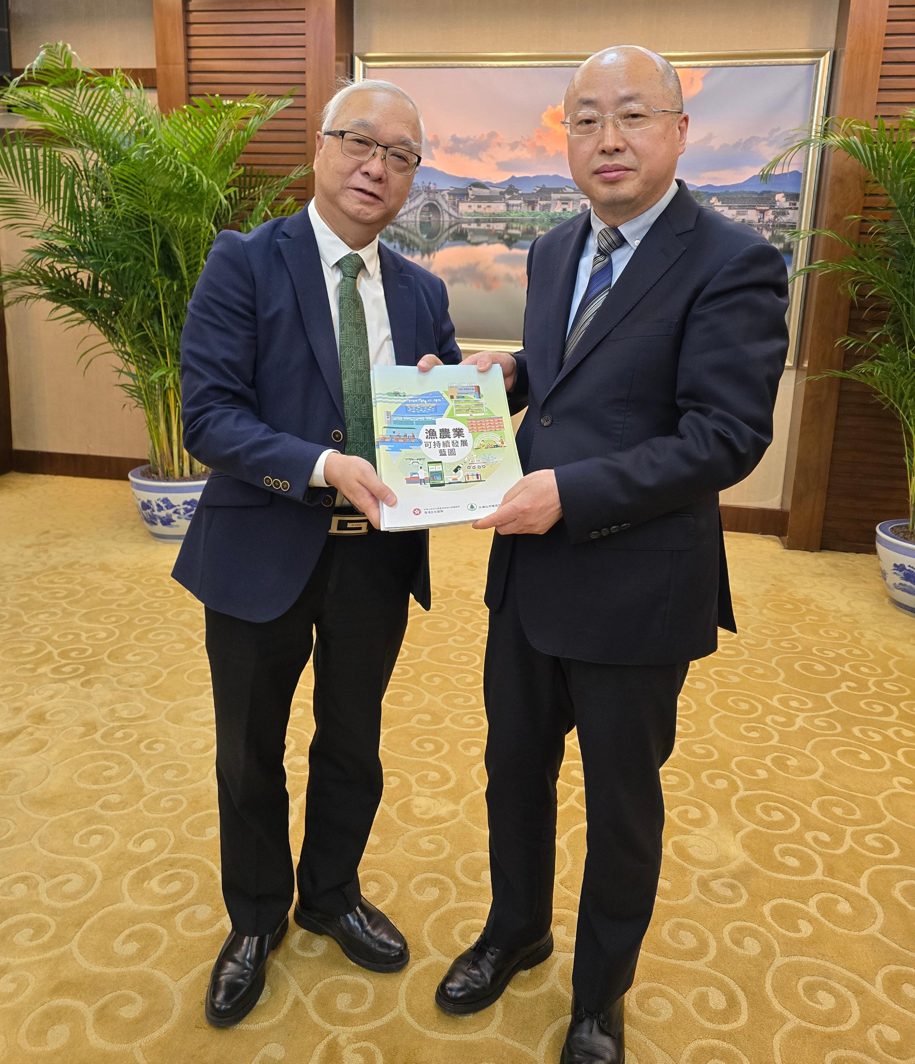 The Secretary for Environment and Ecology, Mr Tse Chin-wan, concluded his visit to Beijing today (March 21). Photo shows Mr Tse (left) with the Vice Minister of Agriculture and Rural Affairs, Mr Zhang Xingwang, after their meeting.