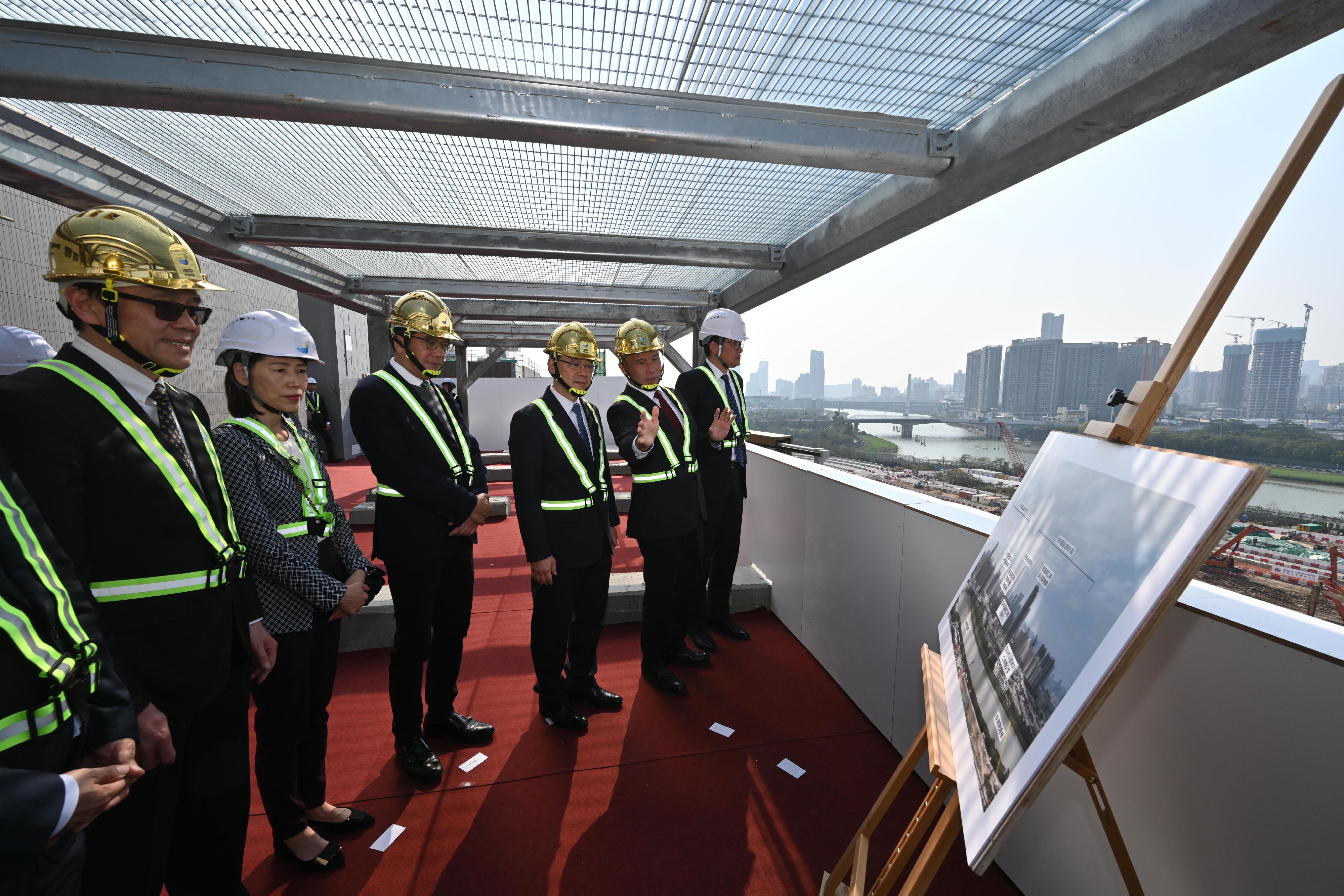 The Chief Executive, Mr John Lee, attended the Hong Kong-Shenzhen Innovation and Technology Park Building 8 and Building 9 Topping Out Ceremony today (March 21). Photo shows Mr Lee (third right); the Acting Financial Secretary, Mr Michael Wong (third left); and the Secretary for Innovation, Technology and Industry, Professor Sun Dong (first left), listening to a briefing by the Chief Executive Officer of the Hong Kong-Shenzhen Innovation and Technology Park Limited, Mr Vincent Ma (second right), on Hetao Hong Kong Park and Shenzhen Park.
