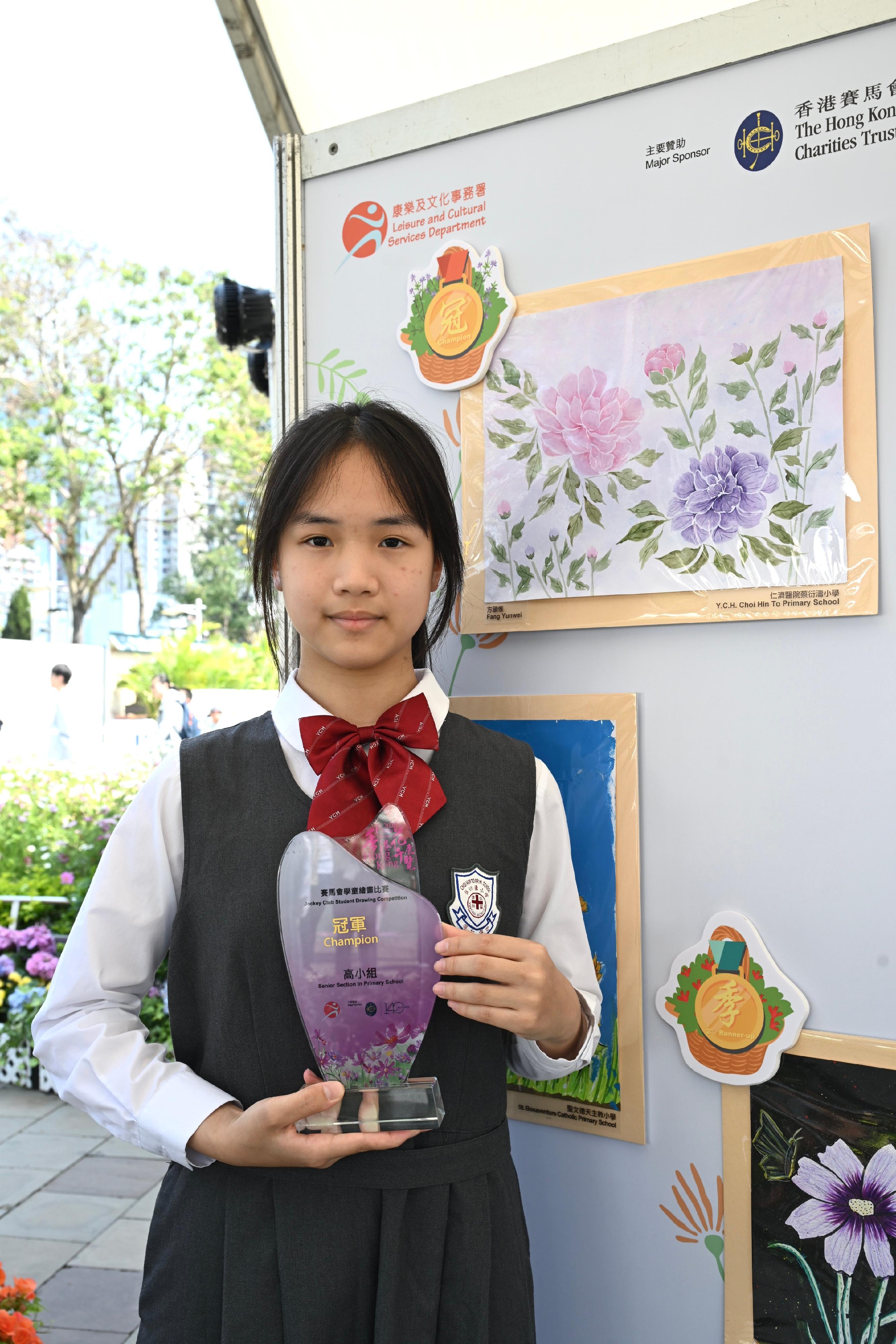 The Hong Kong Flower Show at Victoria Park will close at 9pm tomorrow (March 23). During the show period, various recreational fringe activities have been held, among which the Jockey Club Student Drawing Competition held its prize presentation ceremony today (March 22) and winning entries are now on display at the showground. The competition was conducted in five categories. Photo shows the champion of the Senior Section in Primary School, Fang Yun-wei, and her work.

