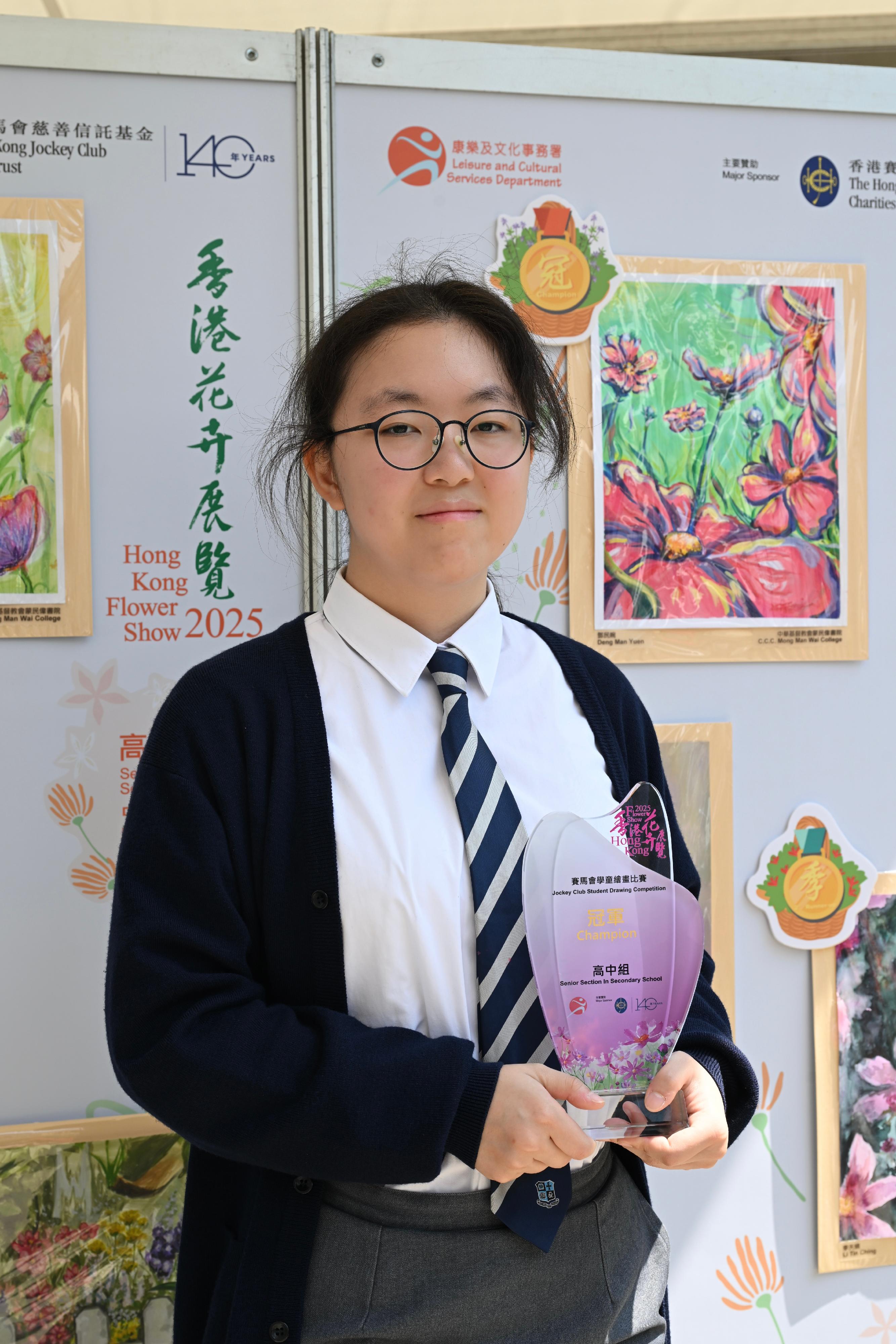 The Hong Kong Flower Show at Victoria Park will close at 9pm tomorrow (March 23). During the show period, various recreational fringe activities have been held, among which the Jockey Club Student Drawing Competition held its prize presentation ceremony today (March 22) and winning entries are now on display at the showground. The competition was conducted in five categories. Photo shows the champion of the Senior Section in Secondary School, Deng Man-yuen, and her work.
