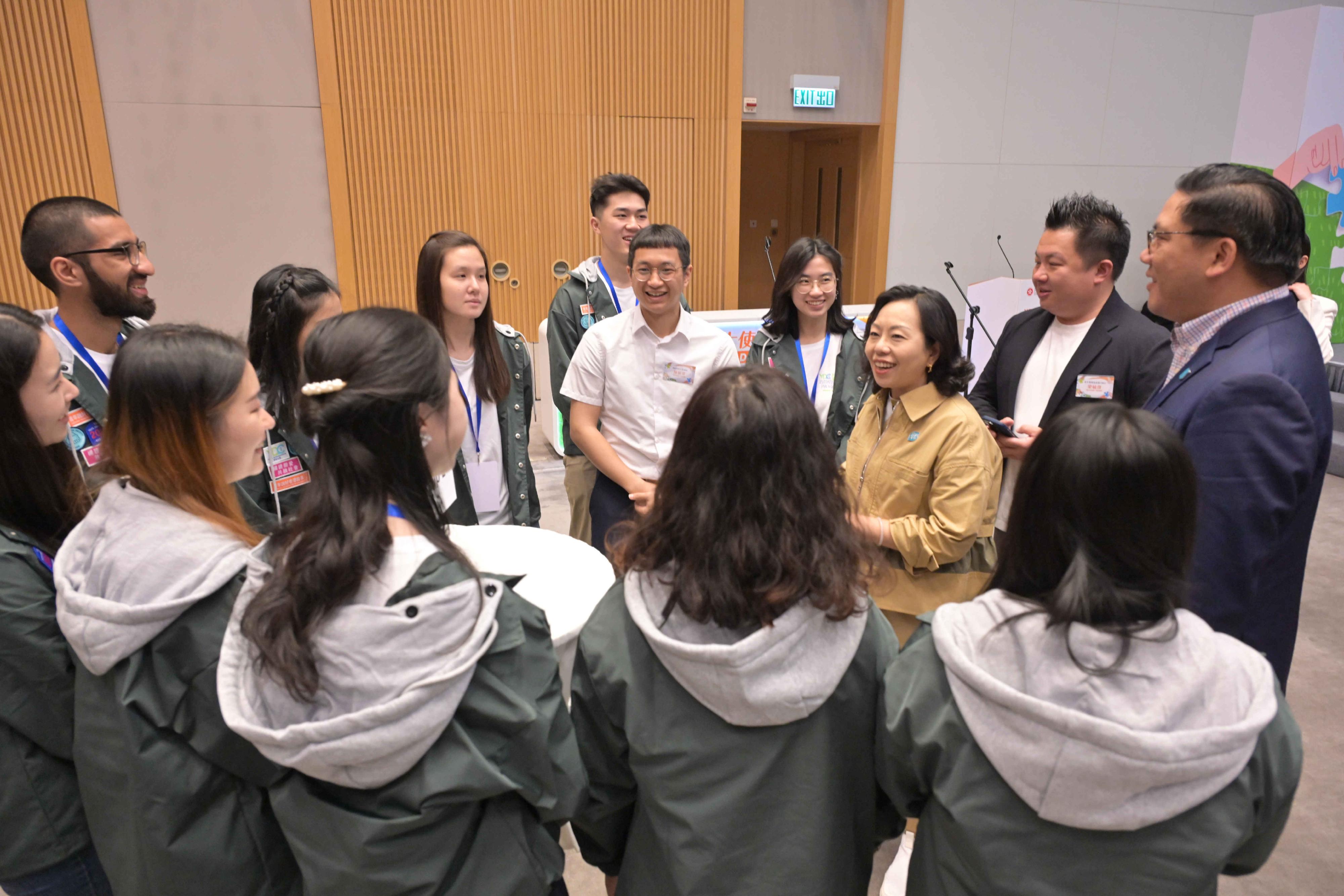 The Secretary for Home and Youth Affairs, Miss Alice Mak, officiated at the kick-off ceremony of the YDC Youth Ambassadors Programme 2025 today (March 22). Photo shows Miss Mak (third right); the Under Secretary for Home and Youth Affairs, Mr Clarence Leung (first right); and the Vice-Chairman of the Youth Development Commission, Mr Kenneth Leung (second right),  interacting with the YDC Youth Ambassadors Cadets.