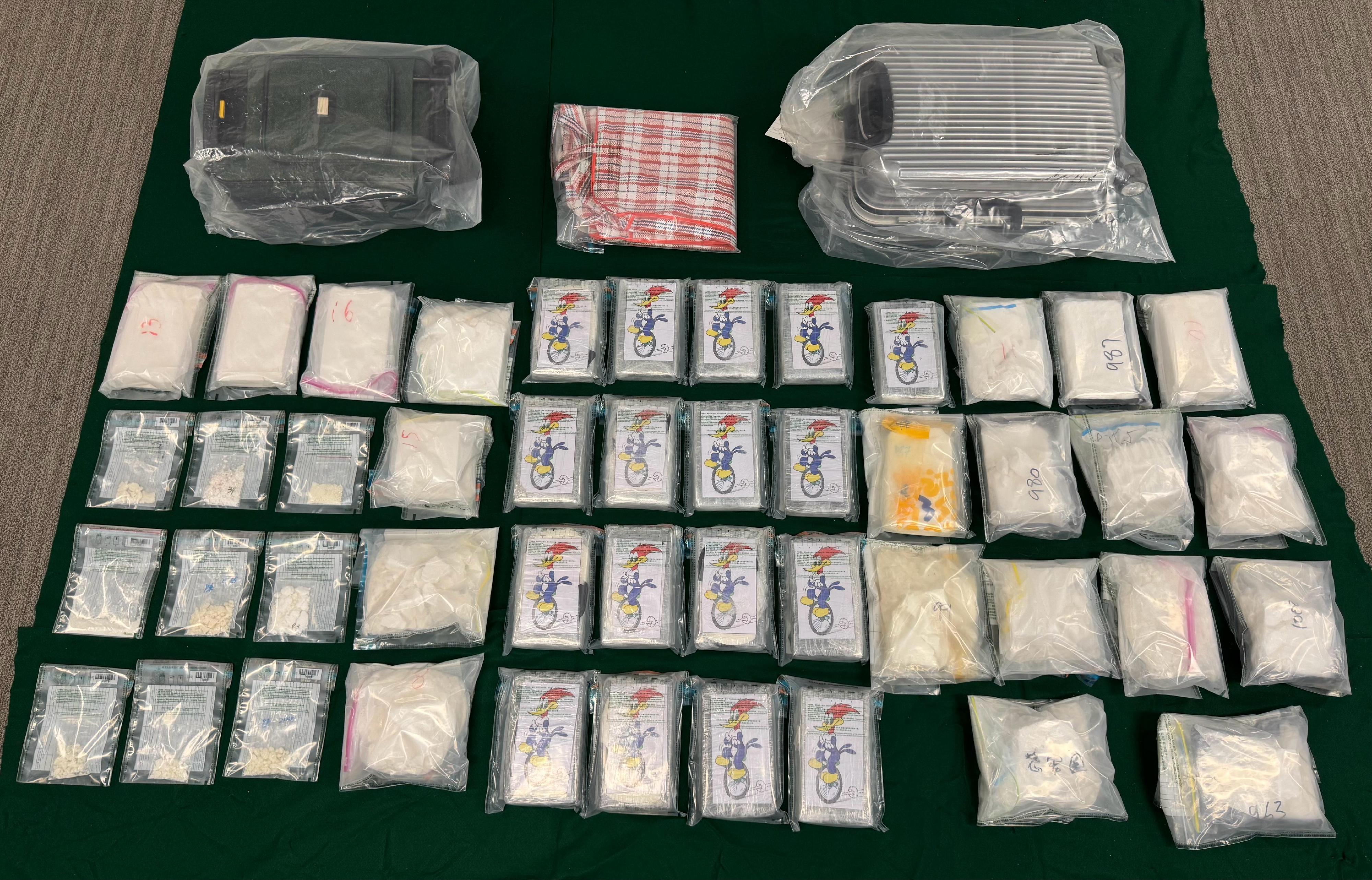 Hong Kong Customs yesterday (March 21) seized about 39 kilograms of suspected cocaine with an estimated market value of about $33 million in Tsim Sha Tsui. Photo shows the suspected cocaine seized. 