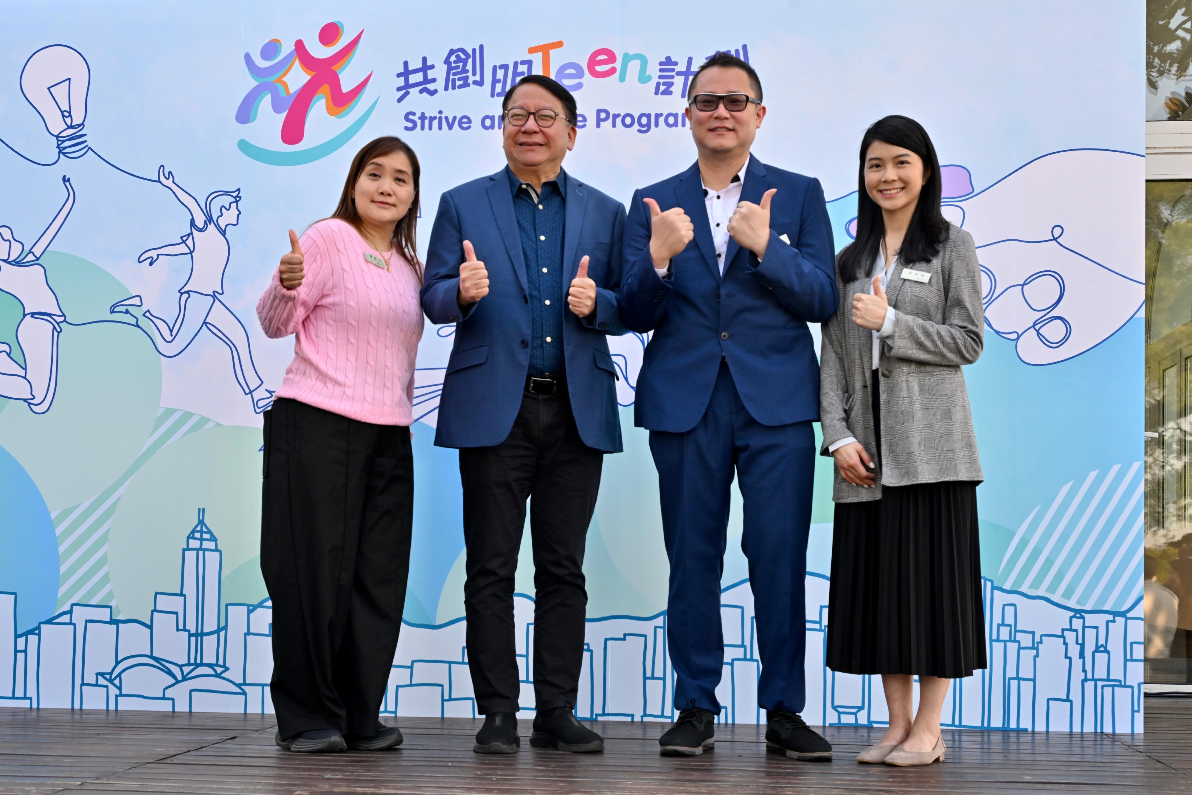 The Chief Secretary for Administration, Mr Chan Kwok-ki, held a gathering today (March 22) with the third-term Partners’ Board under the Strive and Rise Programme and some 200 guests who have been actively involved in the Programme, sharing the Programme’s fruitful achievements since its implementation. Photos shows Mr Chan (second left) with three mentors of the Programme after sharing their respective mentoring experiences at the gathering.