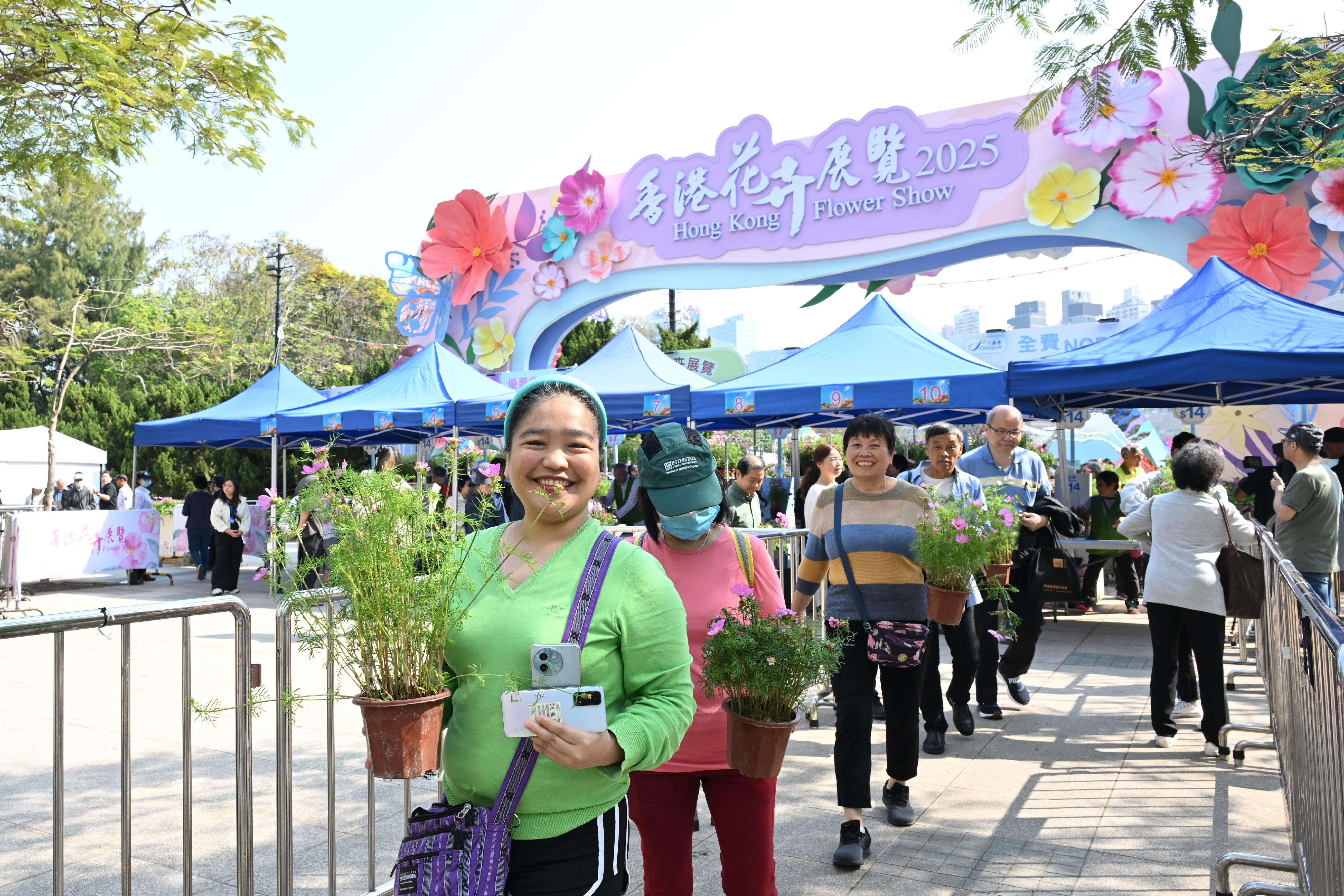 The Leisure and Cultural Services Department is once again holding Green Recycling Day (GRD) activities upon the conclusion of the Hong Kong Flower Show. The GRD activities were held today (March 24) and will continue tomorrow (March 25) at Victoria Park to reinforce green measures and reduce waste. Around 3 500 pots of flowers suitable for replanting were distributed to the public at the park’s Sugar Street entrance today.
