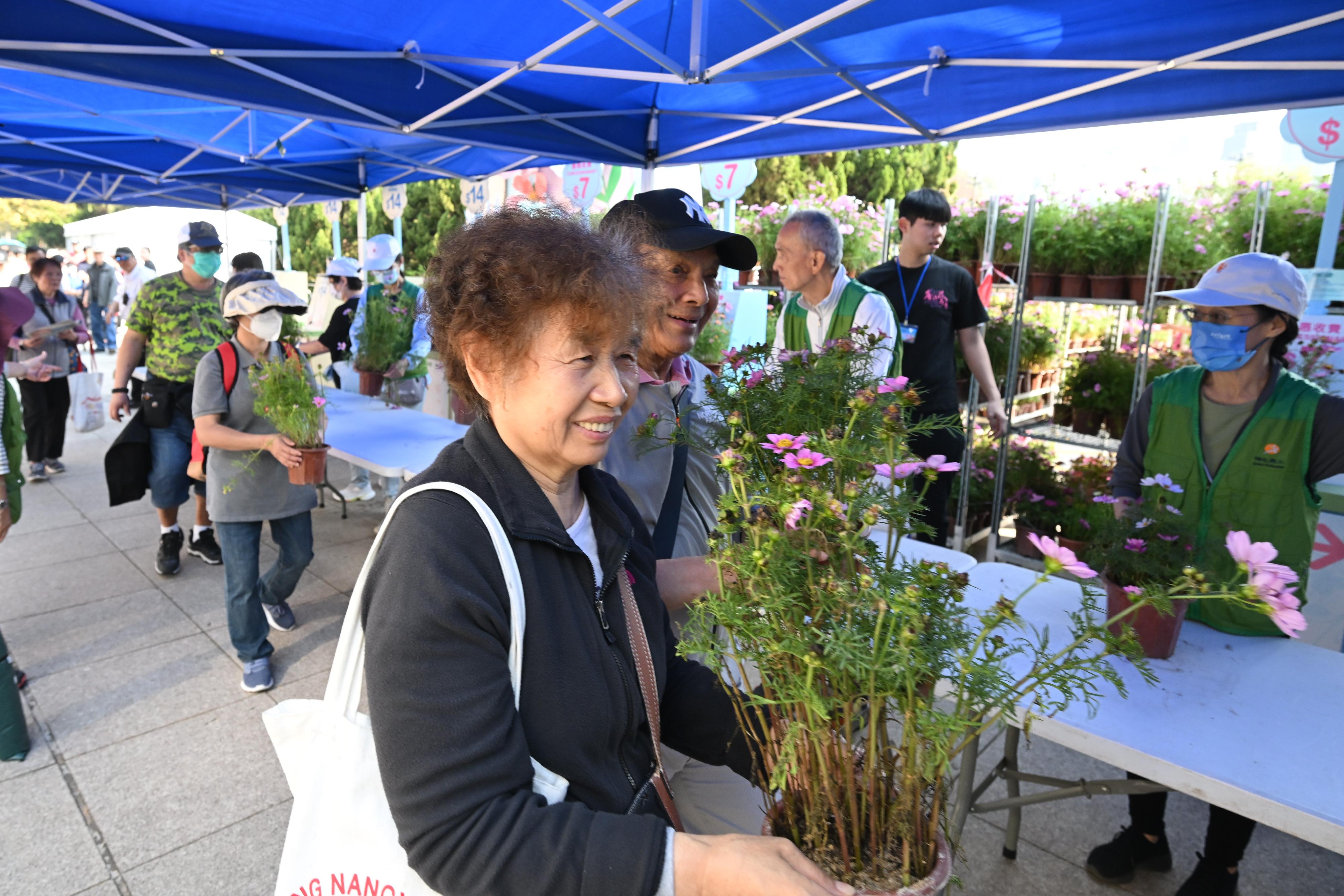 The Leisure and Cultural Services Department is once again holding Green Recycling Day (GRD) activities upon the conclusion of the Hong Kong Flower Show. The GRD activities were held today (March 24) and will continue tomorrow (March 25) at Victoria Park to reinforce green measures and reduce waste. Around 3 500 pots of flowers suitable for replanting were distributed to the public at the park’s Sugar Street entrance today.
