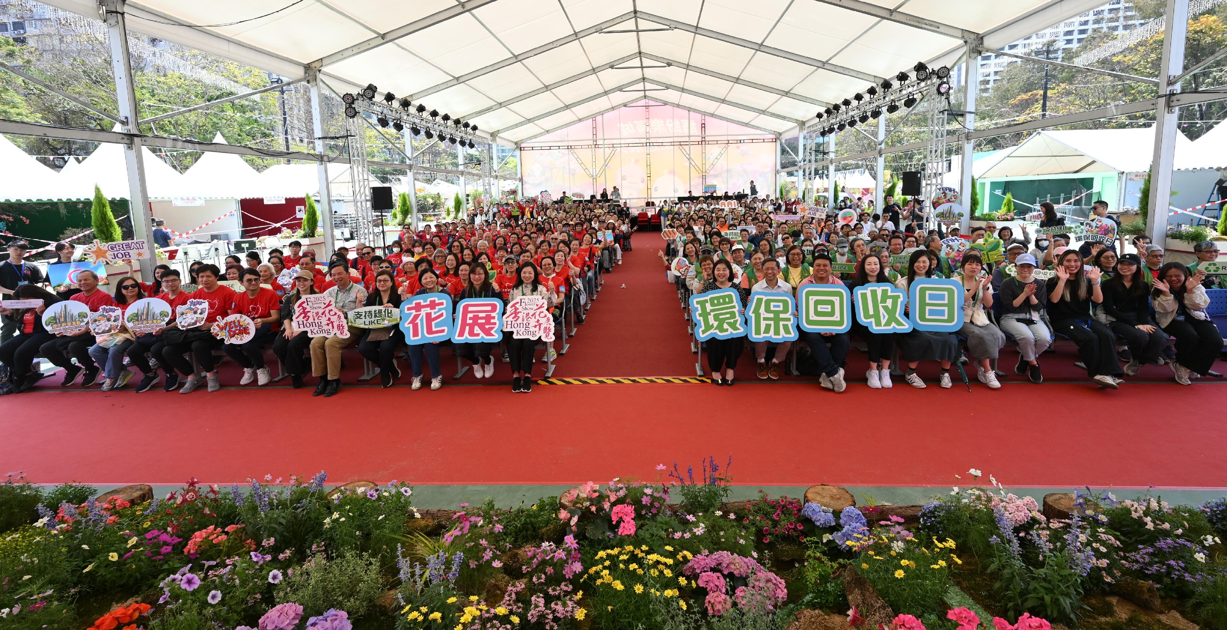 The Leisure and Cultural Services Department (LCSD) is once again holding Green Recycling Day (GRD) activities upon the conclusion of the Hong Kong Flower Show. The GRD activities were held today (March 24) and will continue tomorrow (March 25) at Victoria Park to reinforce green measures and reduce waste. Photo shows volunteers and LCSD staff participating in GRD activities.
