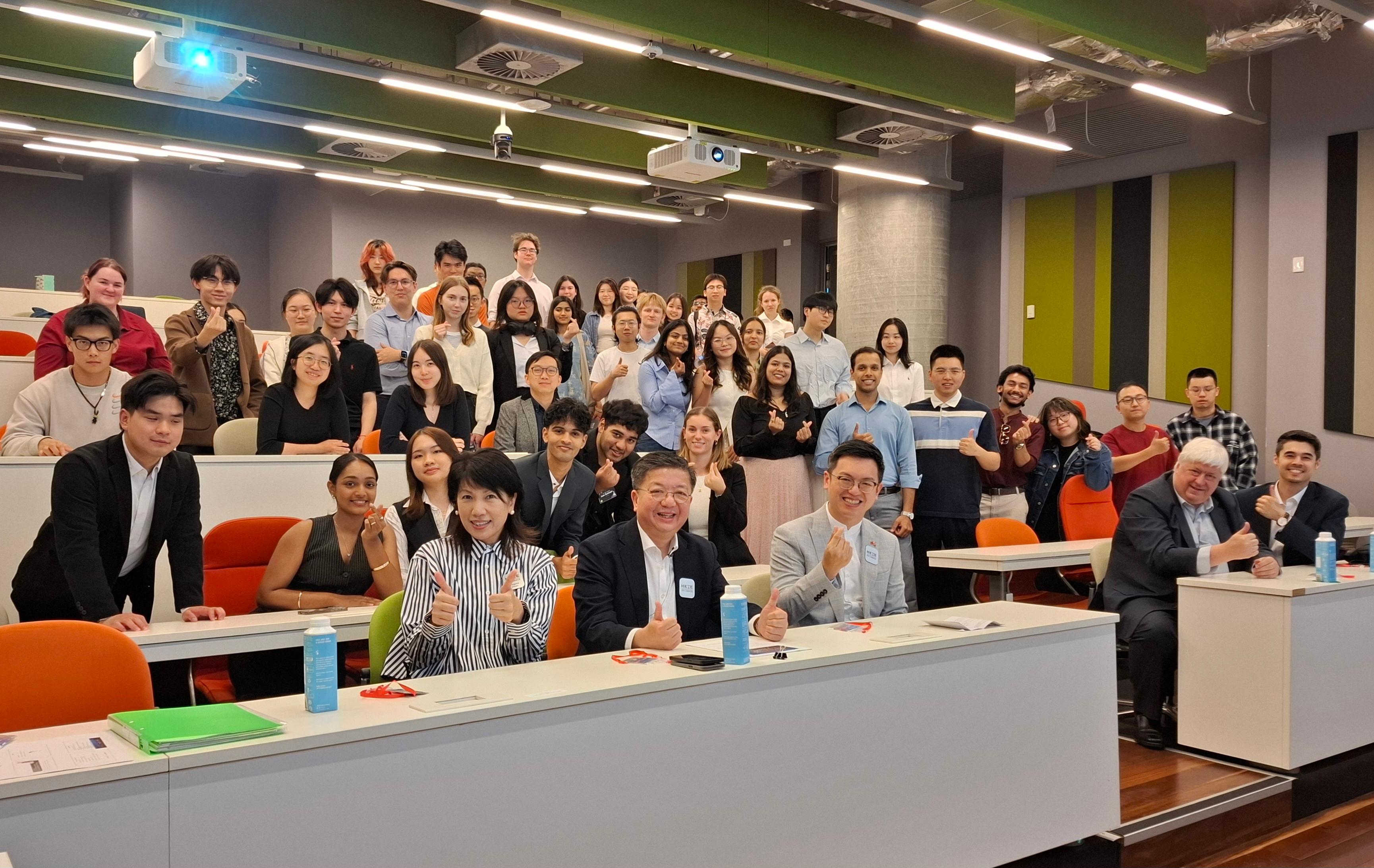 The Under Secretary for Labour and Welfare, Mr Ho Kai-ming, last week led a Hong Kong Talent Engage (HKTE) delegation to visit Sydney and Melbourne, Australia. Photo shows the HKTE delegation members (first row) with students from the University of Technology Sydney during a talent engagement event held on March 18 (Sydney time).