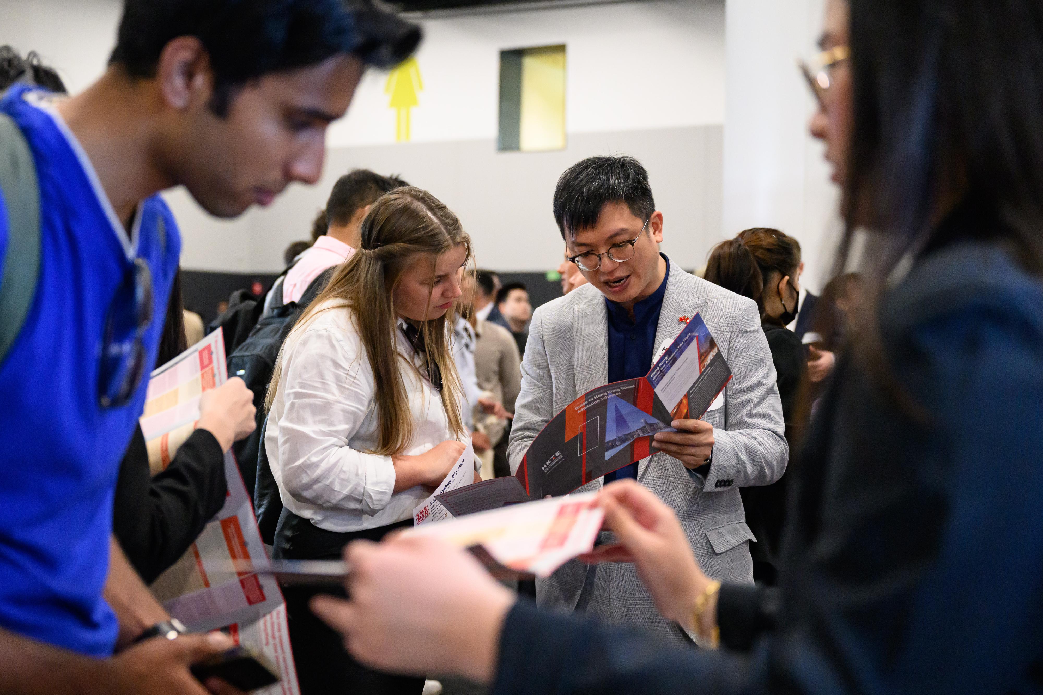 The Under Secretary for Labour and Welfare, Mr Ho Kai-ming, last week led a Hong Kong Talent Engage delegation to visit Sydney and Melbourne, Australia. Photo shows Mr Ho (right) highlighting Hong Kong's various talent admission schemes to Australian talent at a career fair held in Sydney, Australia, on March 19 (Sydney time).