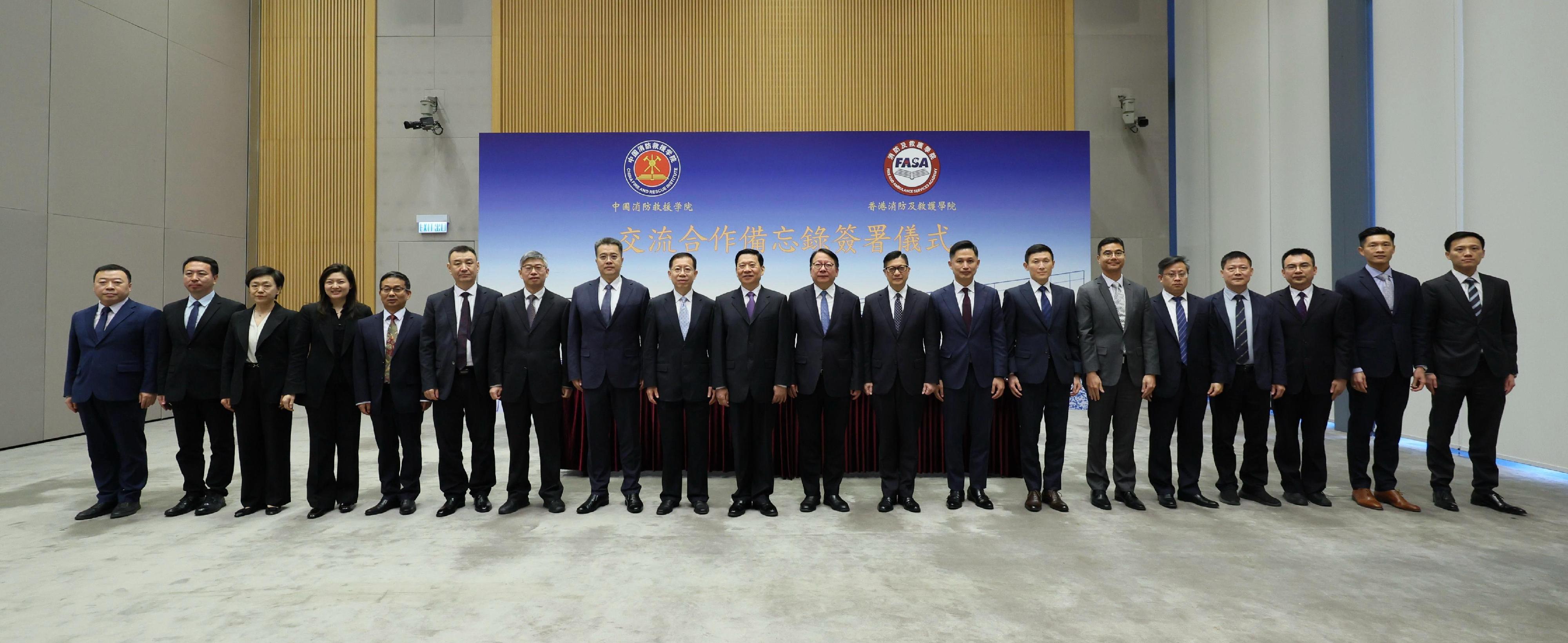 The Hong Kong Fire and Ambulance Services Academy and the China Fire and Rescue Institute signed a Memorandum of Understanding today (March 25). Photo shows the Minister of Emergency Management, Mr Wang Xiangxi (10th left); the Acting Chief Executive, Mr Chan Kwok-ki (10th right); Member of the Office Leadership of the Hong Kong and Macao Affairs Office of the State Council Mr Xiang Bin (ninth left); Deputy Director General of the National Fire and Rescue Administration Mr He Ning (eighth left); the Secretary for Security, Mr Tang Ping-keung (ninth right); and the Director of Fire Services, Mr Andy Yeung (eighth right), at the signing ceremony.