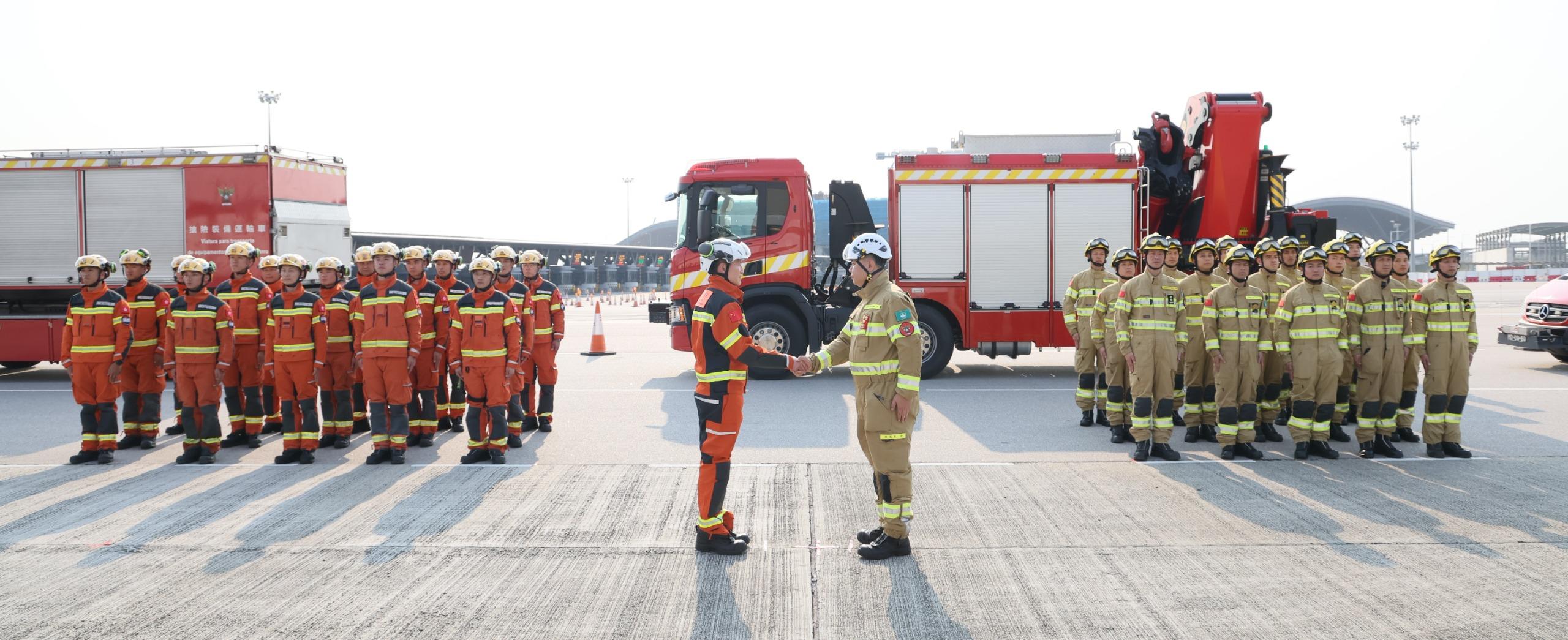 The Hong Kong Fire Services Department, the Fire and Rescue Corps of Guangdong Province, and the Macao Fire Services Bureau are jointly holding the Guangdong-Hong Kong-Macao Greater Bay Area joint emergency response and rescue exercise "Liancheng-2025" in Hong Kong for three consecutive days starting today (March 25). Photo shows the Deputy Director of Fire Services (Public Safety and Corporate Strategy), Mr Derek Armstrong Chan (front row, left), and Deputy Commissioner of the Macao Fire Services Bureau Mr Lam Chon Sang (front row, right) at the Hong Kong-Zhuhai-Macao Bridge Hong Kong Port.