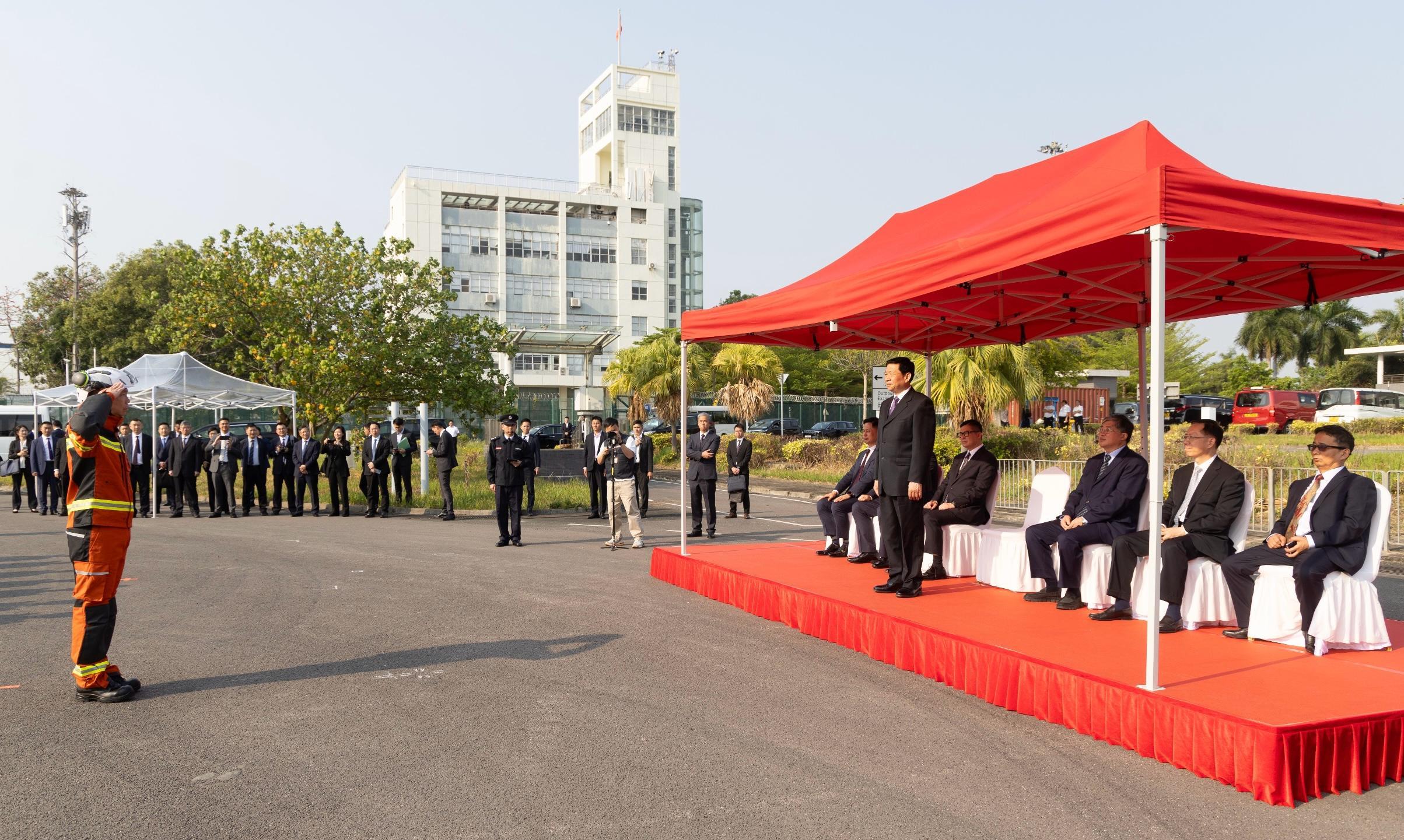 The Hong Kong Fire Services Department, the Fire and Rescue Corps of Guangdong Province, and the Macao Fire Services Bureau are jointly holding the Guangdong-Hong Kong-Macao Greater Bay Area joint emergency response and rescue exercise "Liancheng-2025" in Hong Kong for three consecutive days starting today (March 25). Photo shows the commander of the Hong Kong cross-border rescue team, Mr Angus Wong (left), reporting to the Minister of Emergency Management, Mr Wang Xiangxi (right).