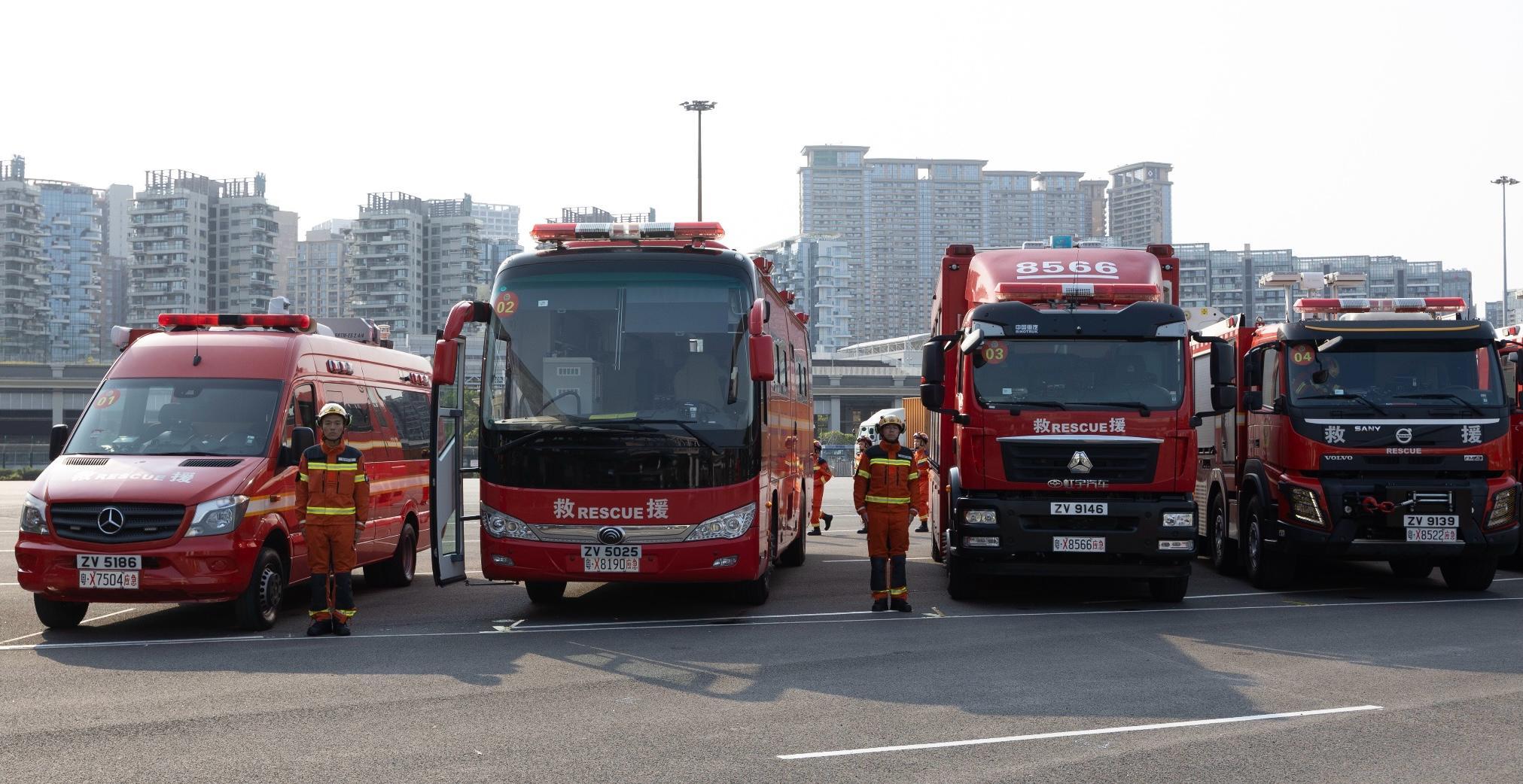 The Hong Kong Fire Services Department, the Fire and Rescue Corps of Guangdong Province, and the Macao Fire Services Bureau are jointly holding the Guangdong-Hong Kong-Macao Greater Bay Area joint emergency response and rescue exercise "Liancheng-2025" in Hong Kong for three consecutive days starting today (March 25). Photo shows four Guangdong fire appliances, with cross-boundary quota for fire appliances granted earlier, that crossed the border direct at Shenzhen Bay Port with dual licence plates and entered Hong Kong to participate in the exercise.