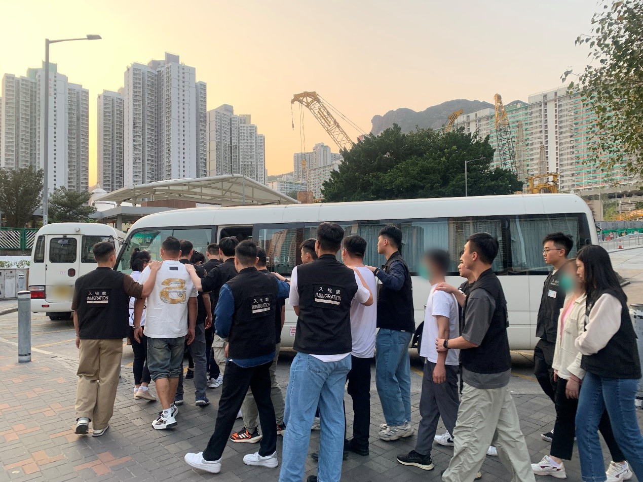 入境事務處於昨日（三月二十四日）在黃大仙展開反非法勞工行動。圖示懷疑非法勞工在行動中被捕。