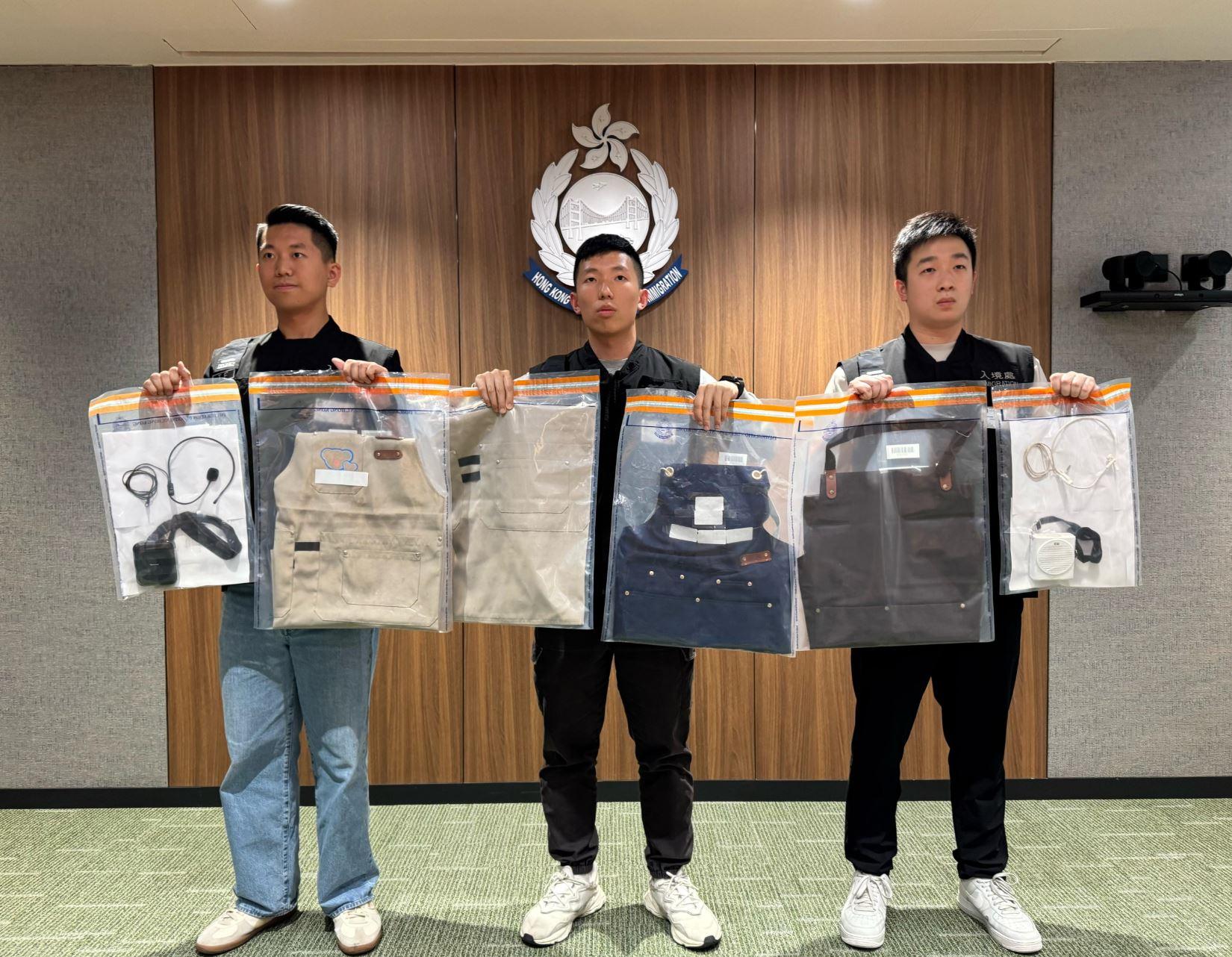 入境事務處於昨日（三月二十四日）在黃大仙展開反非法勞工行動。圖示入境處人員展示在行動中檢取的證物。