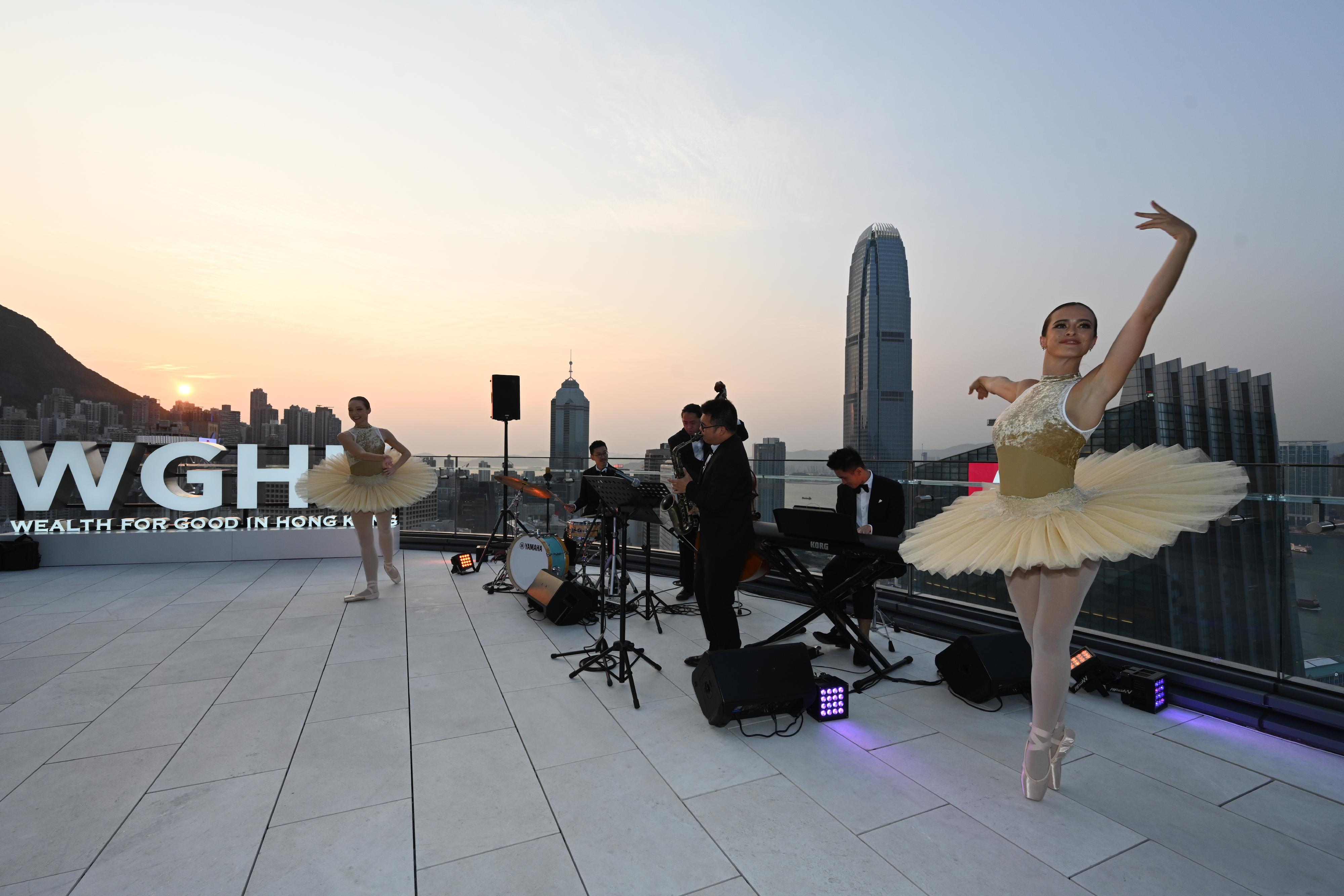 Ahead of tonight’s (March 25) principal dinner of the Wealth for Good in Hong Kong Summit, ballet dancers and musicians welcomed the guests with delightful performance at a networking cocktail.
