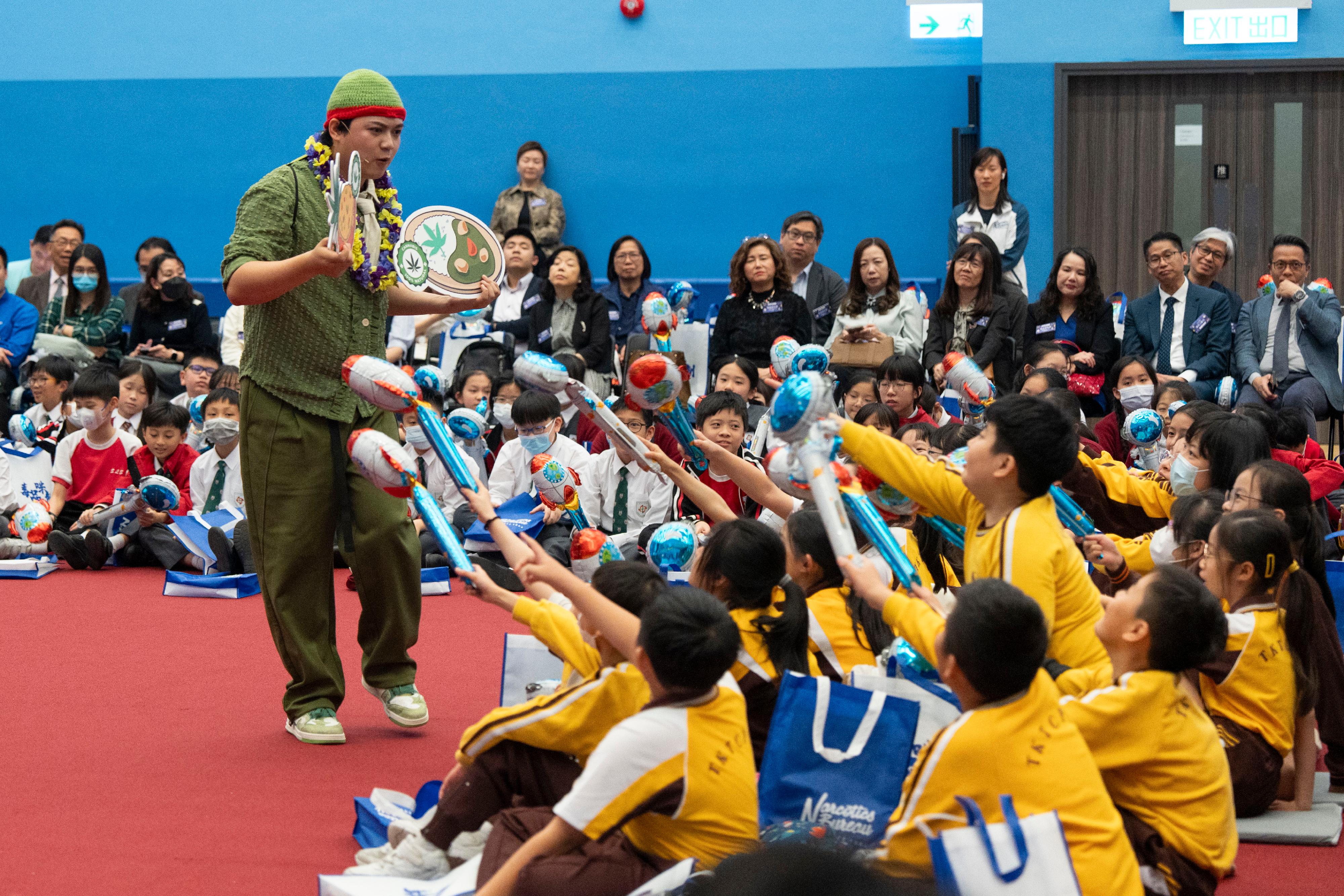 The Hong Kong Police Force staged its new play, "Interactive Anti-Drug Theatre - A Space Study Adventure", at an experience session today (March 25), to deliver anti-drug messages to principals, teachers and upper primary students, aiming to safeguard schools from the emerging "space oil drug".