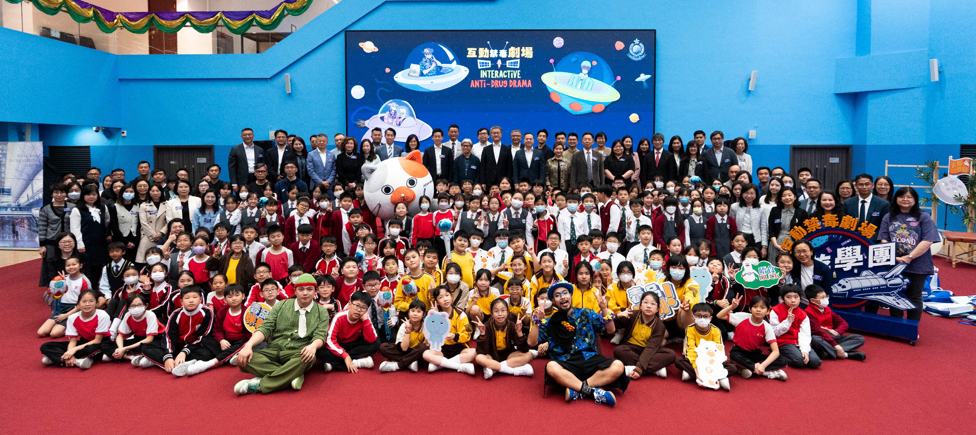 The Hong Kong Police Force staged its new play, "Interactive Anti-Drug Theatre - A Space Study Adventure", at an experience session today (March 25), to spread anti-drug messages and safeguard schools from the emerging "space oil drug", attended by over 200 principals, teachers and upper primary students.