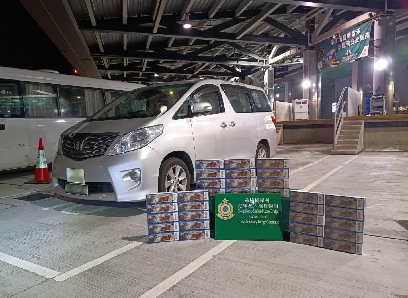 一名三十八歲入境男司機因進口未完稅香煙和未有向海關人員作出申報，違反《應課稅品條例》，今日（三月二十五日）在西九龍裁判法院被判處監禁三個月和罰款一千元。圖示涉案的入境私家車和檢獲的未完稅香煙。