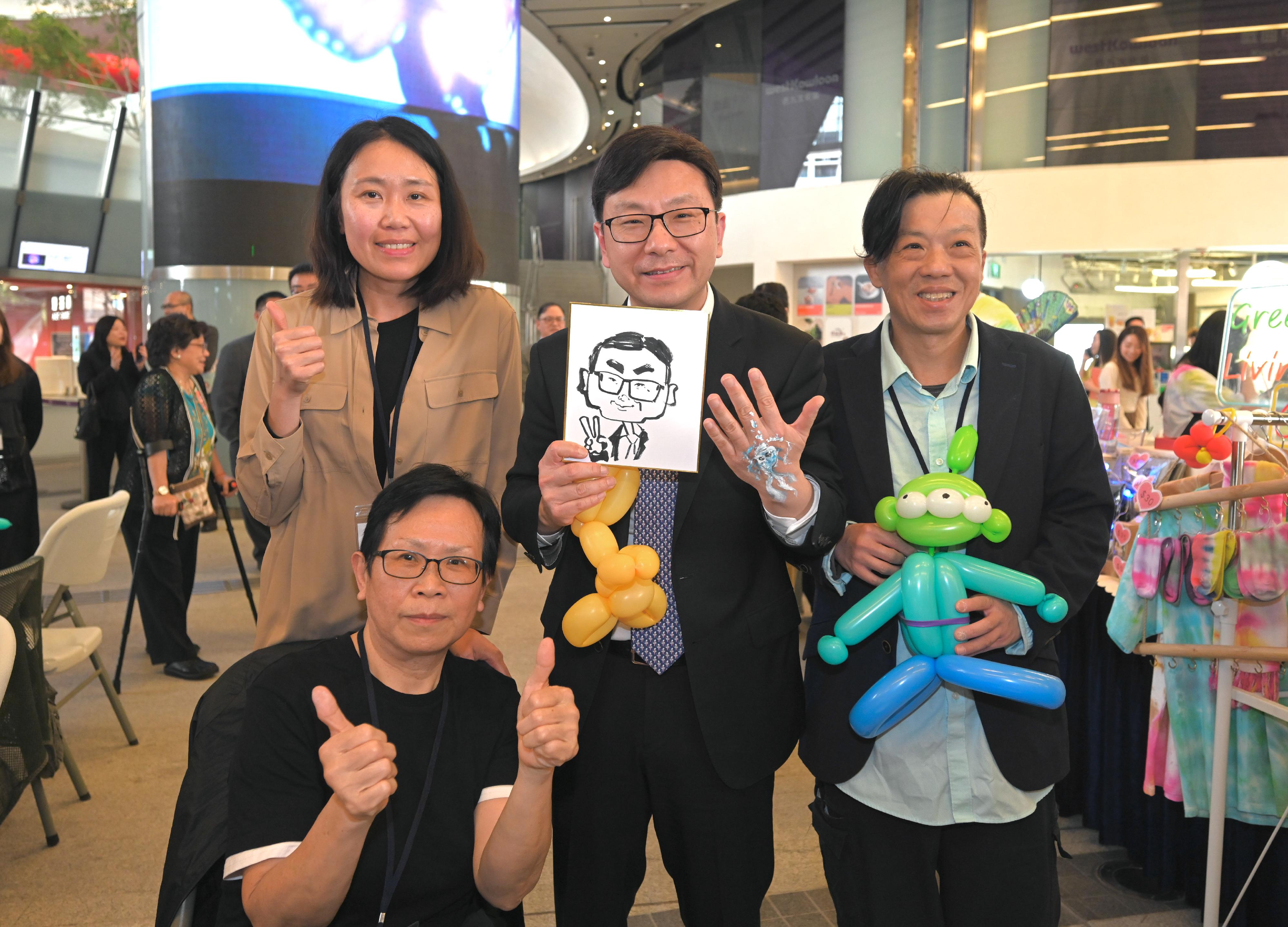 The Secretary for Labour and Welfare, Mr Chris Sun, officiated at the opening ceremony of the Diversity and Inclusion Arts Festival and Diverse Abilities · Inclusive Workplace Recognition Scheme today (March 25). Photo shows Mr Sun (second right) visiting the arts bazaar and chatting with persons with disabilities.