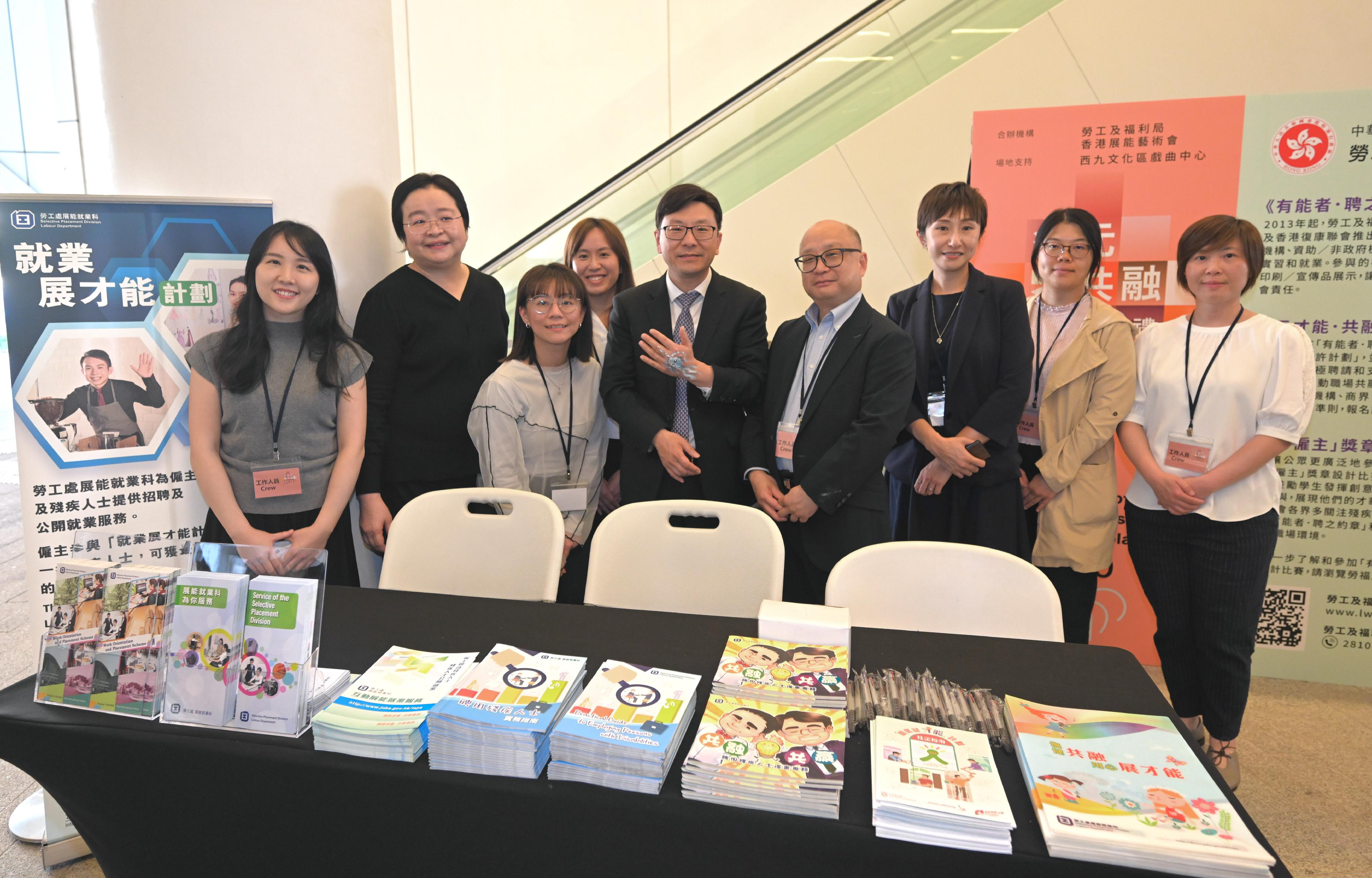 The Secretary for Labour and Welfare, Mr Chris Sun, officiated at the opening ceremony of the Diversity and Inclusion Arts Festival and Diverse Abilities · Inclusive Workplace Recognition Scheme today (March 25). Photo shows Mr Sun (centre) visiting an information booth promoting diverse abilities and inclusive workplaces.