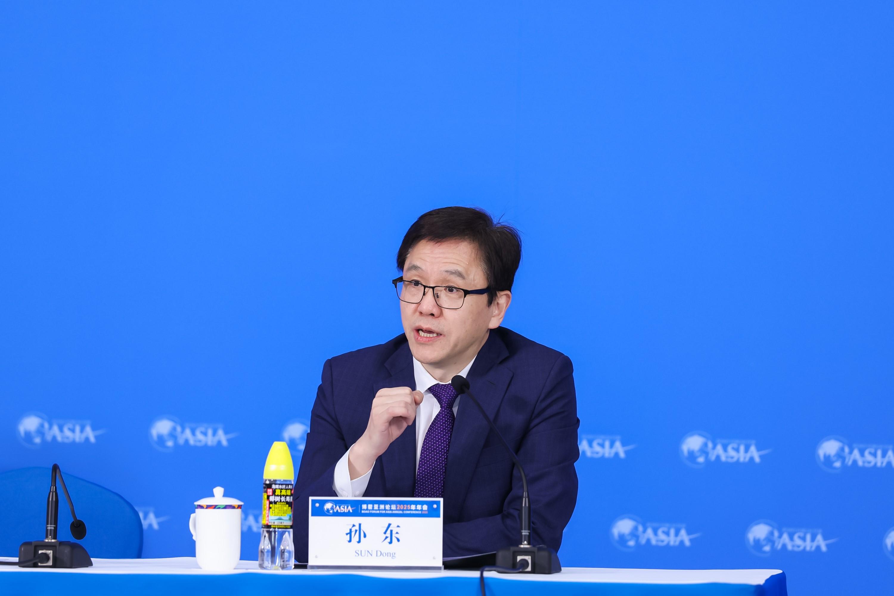 The Secretary for Innovation, Technology and Industry, Professor Sun Dong, speaks at the press conference for the International Science, Technology, and Innovation Forum of the Boao Forum for Asia 2025 Hong Kong Conference in Hainan today (March 26).
