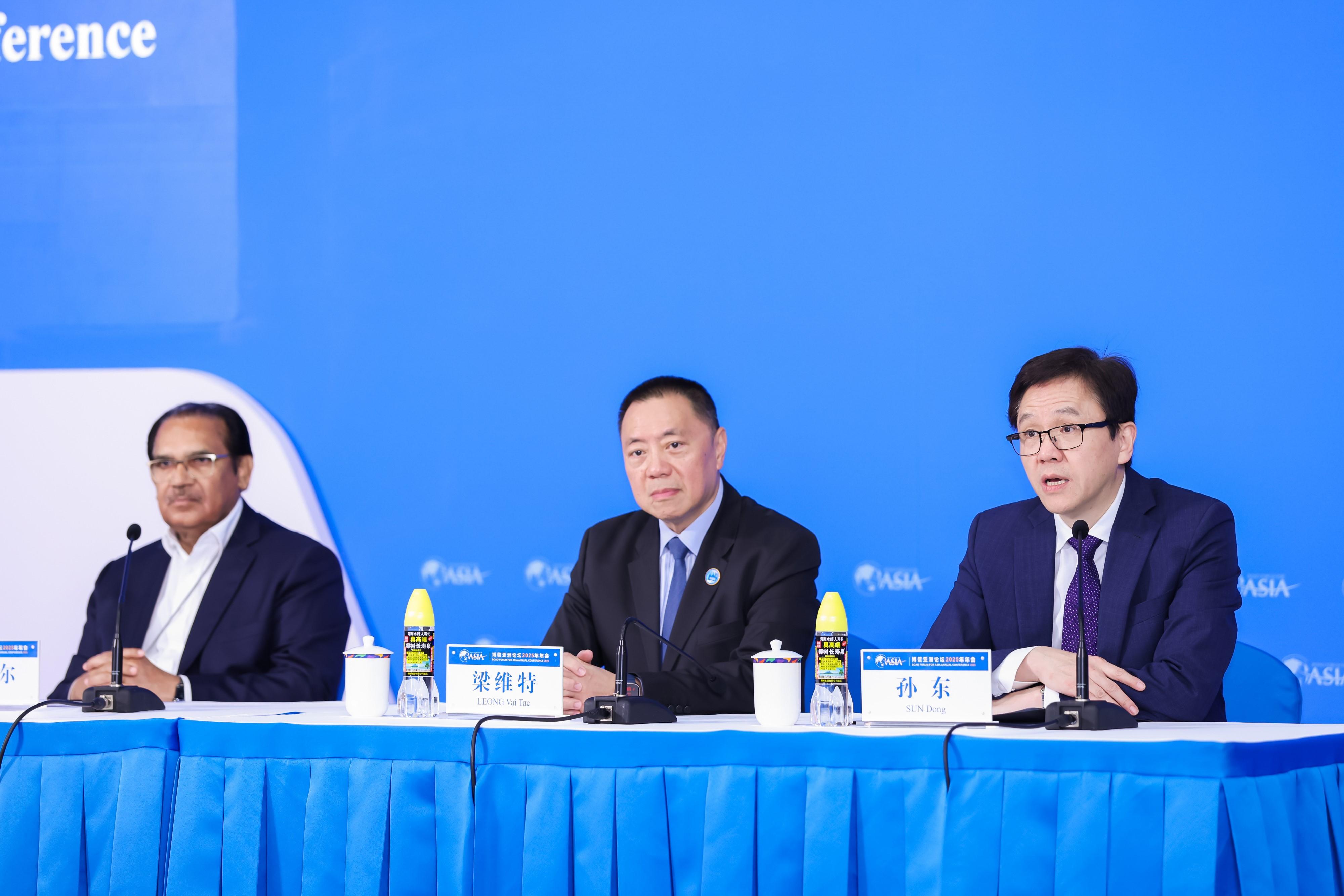 The Secretary for Innovation, Technology and Industry, Professor Sun Dong, attended the press conference on Hong Kong Conference of International Science, Technology and Innovation Forum of the Boao Forum for Asia Annual Conference 2025 in Hainan today (March 26). Looking on are the Executive Chairman of the International Science, Technology and Innovation Forum of the Boao Forum for Asia, Mr Leong Vai-tac; and the the Policy Advisor to the Secretary General of the Boao Forum for Asia, Mr Zafar Uddin Mahmood (left).