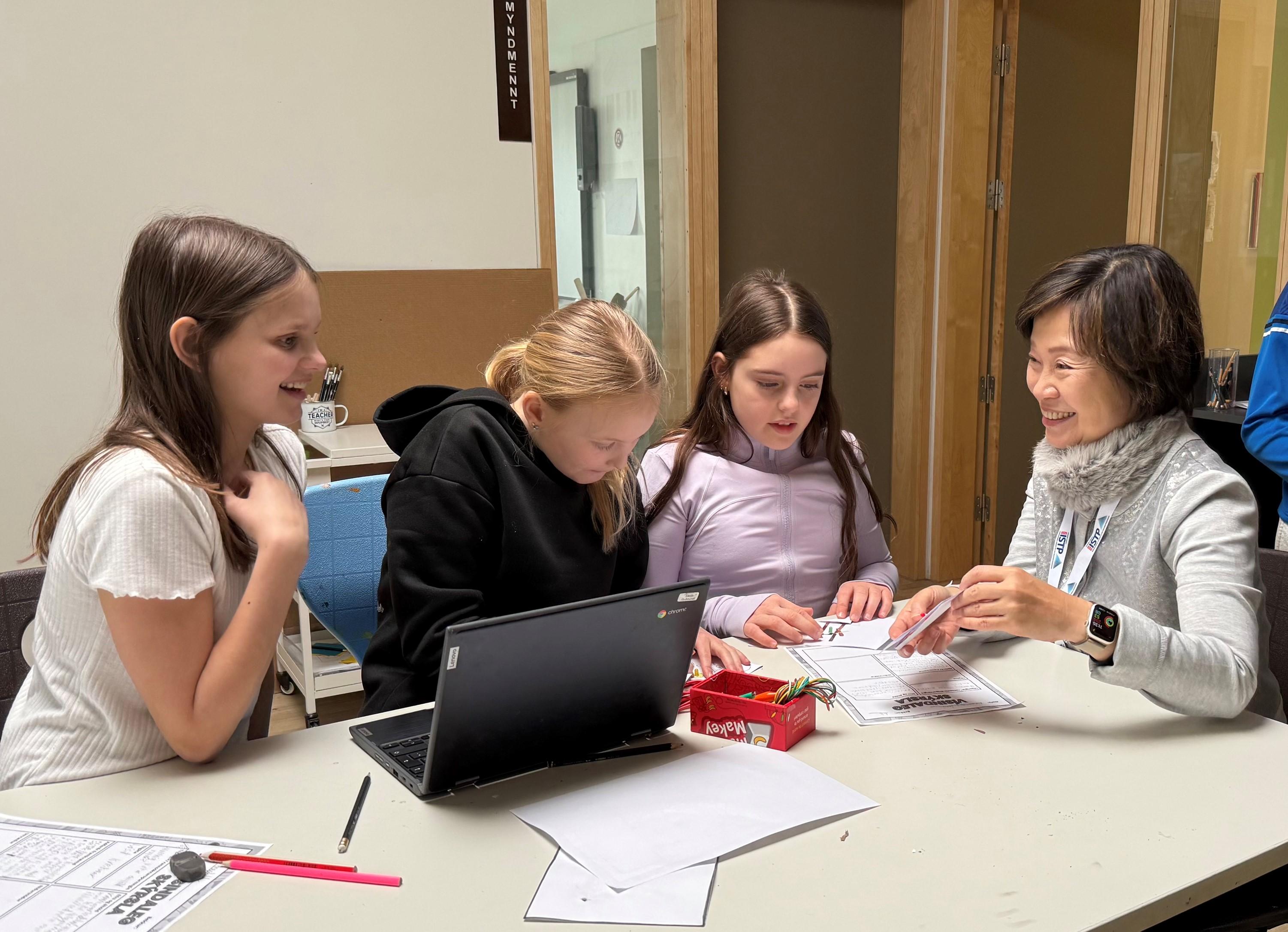The Secondary of Education, Dr Choi Yuk-lin (first right), visited Dalskóli, a primary school in Reykjavík, Iceland, on March 24 (Reykjavík time) to learn about the features of Icelandic education.