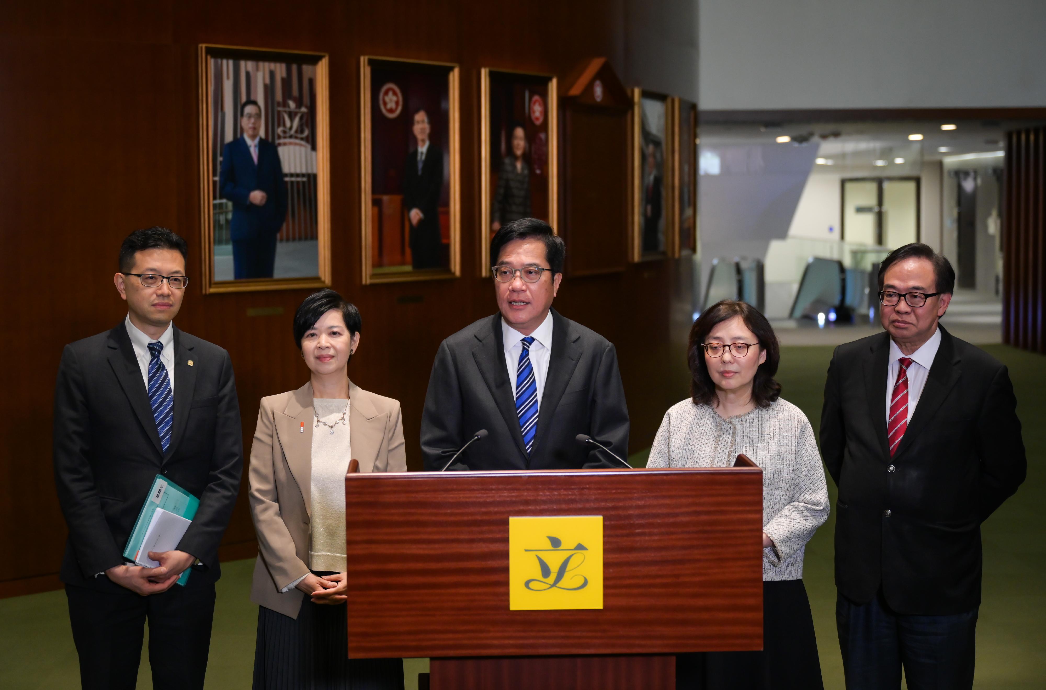 財政司副司長黃偉綸今日（三月二十六日）出席在立法會舉行的前廳交流會。圖示（左起）房屋事務委員會主席吳秋北、房屋局局長何永賢、黃偉綸、發展局局長甯漢豪和發展事務委員會主席盧偉國博士出席前廳交流會後會見傳媒。