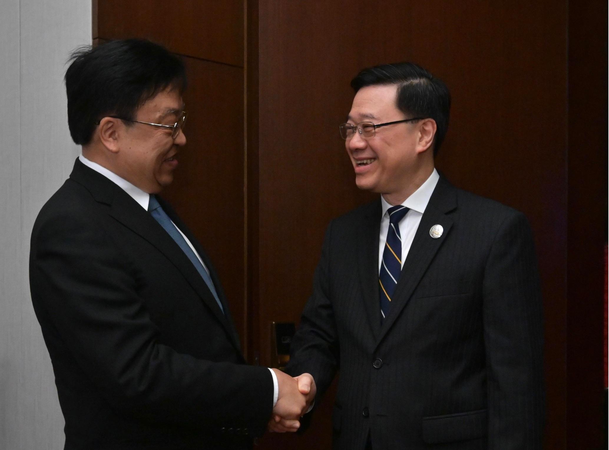 The Chief Executive, Mr John Lee (right), meets with the Secretary of the CPC Hainan Provincial Committee, Mr Feng Fei (left), in Hainan today (March 26).
