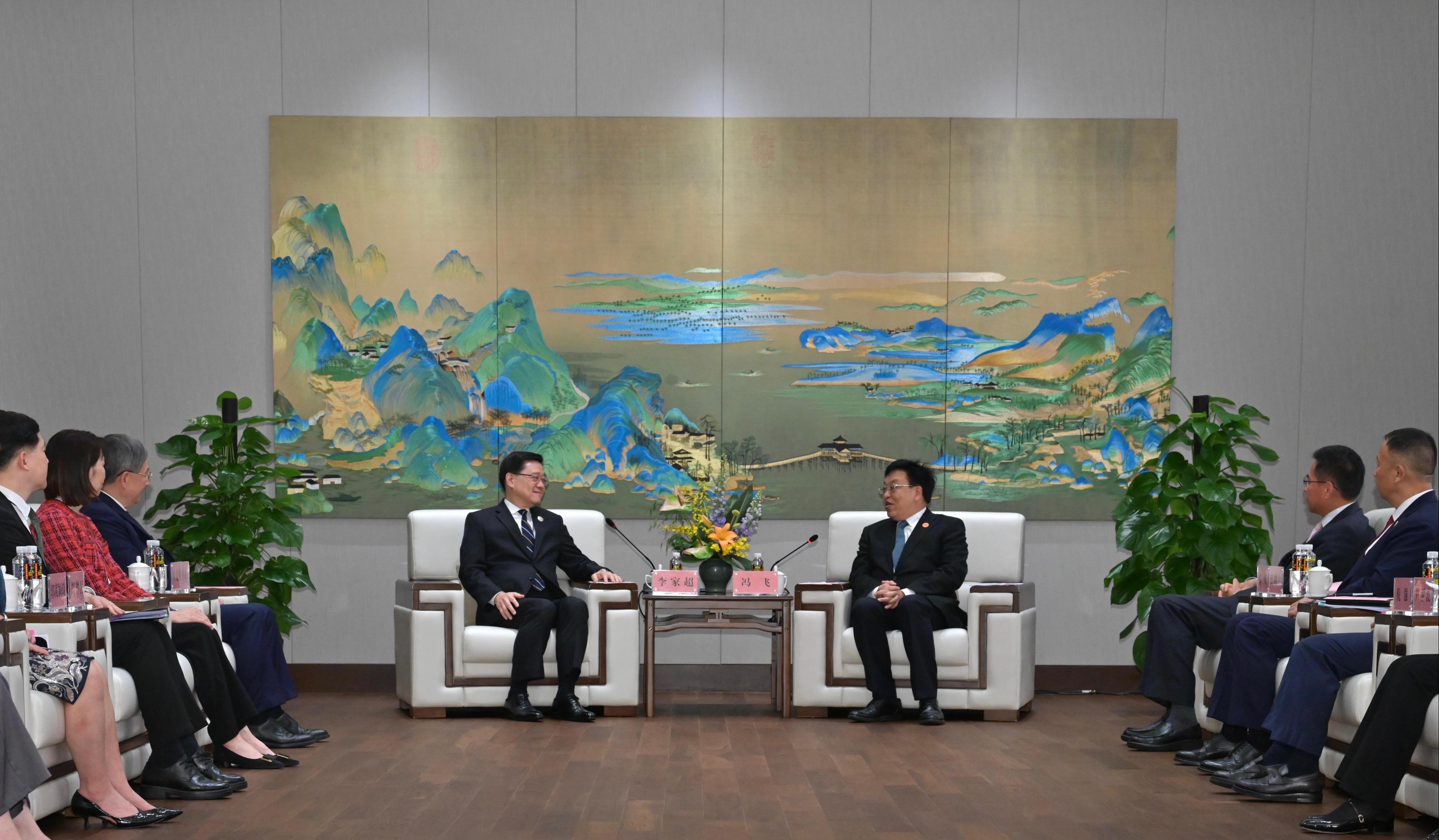 The Chief Executive, Mr John Lee (fourth left), meets with the Secretary of the CPC Hainan Provincial Committee, Mr Feng Fei (third right), in Hainan today (March 26). The Deputy Chief Secretary for Administration, Mr Cheuk Wing-hing (third left), and the Director of the Chief Executive's Office, Ms Carol Yip (second left), also joined the meeting.