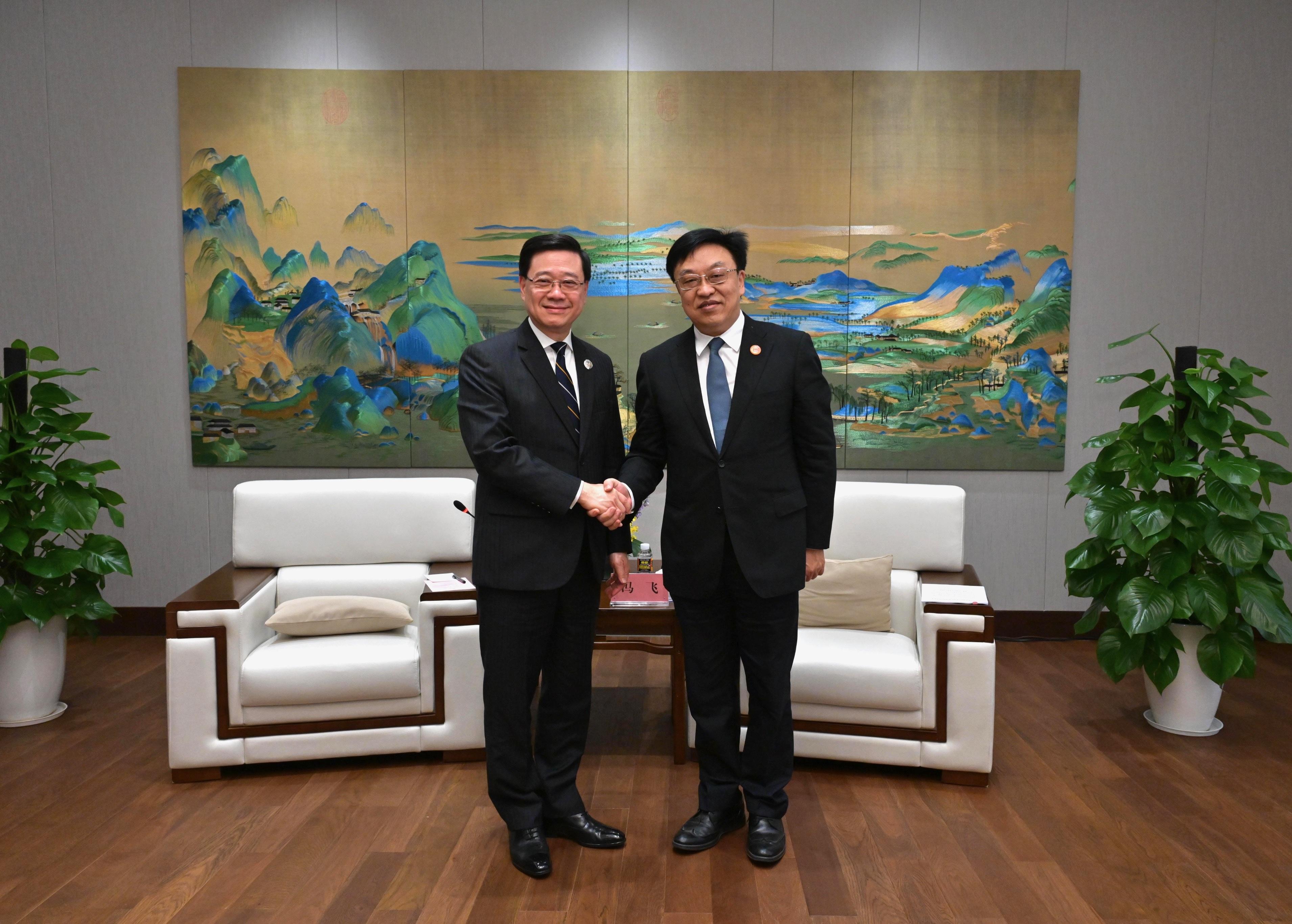 The Chief Executive, Mr John Lee (left), meets with the Secretary of the CPC Hainan Provincial Committee, Mr Feng Fei (right), in Hainan today (March 26).