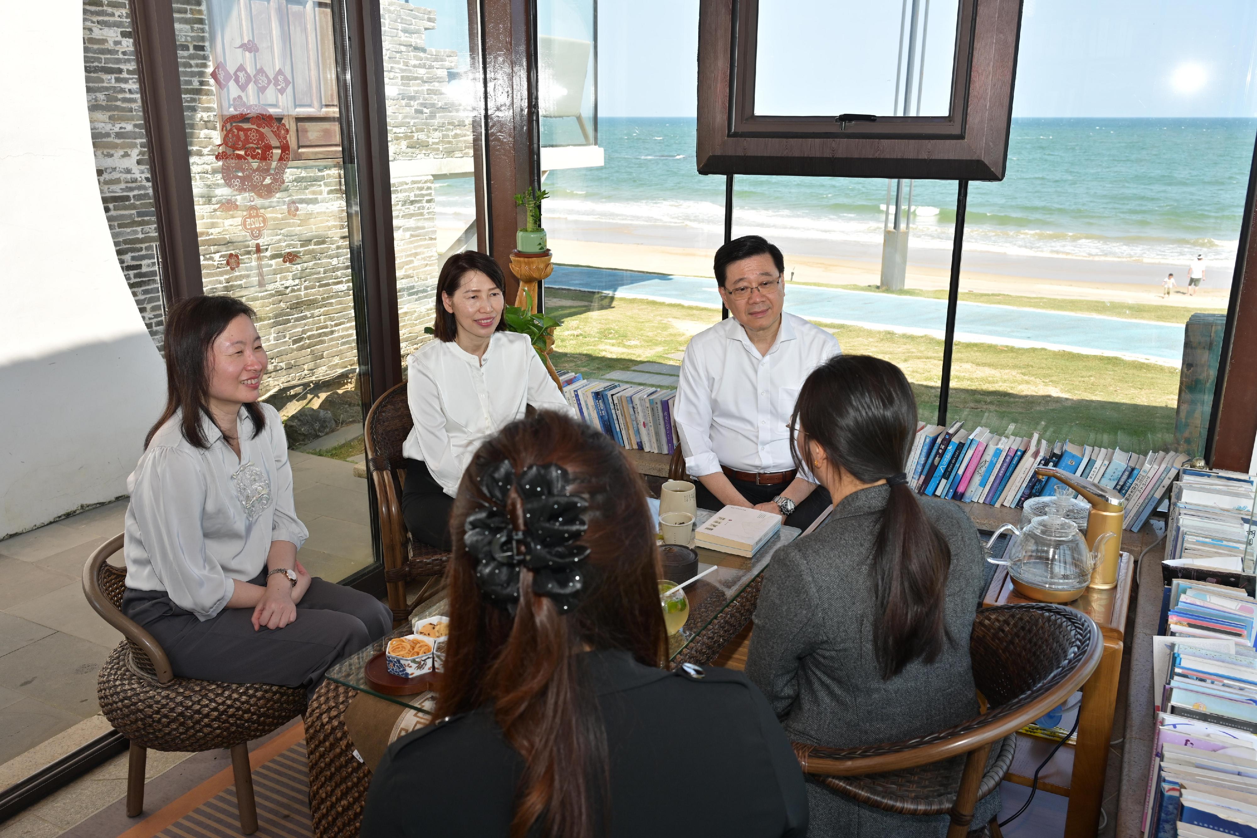 The Chief Executive, Mr John Lee, continued his visit to Hainan today (March 26). Photo shows Mr Lee (second right) exchanging views with young people from Hong Kong who are starting businesses and working in Hainan. Looking on are the Director of the Chief Executive's Office, Ms Carol Yip (second left), and the Director of the Hong Kong Economic and Trade Office in Guangdong, Miss Linda So (first left).