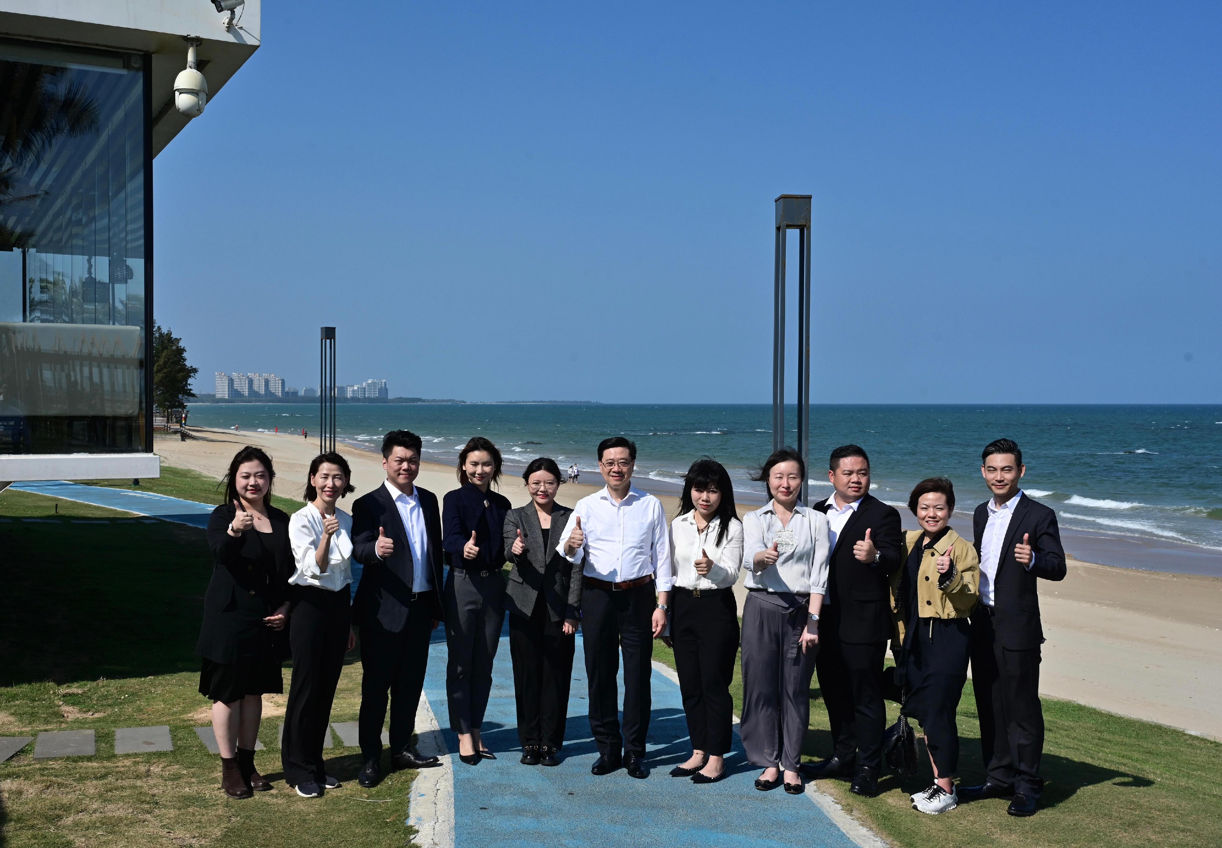 The Chief Executive, Mr John Lee, continued his visit to Hainan today (March 26). Photo shows Mr Lee (centre); the Director of the Chief Executive's Office, Ms Carol Yip (second left); and the Director of the Hong Kong Economic and Trade Office in Guangdong, Miss Linda So (fourth right), with young people from Hong Kong who are starting businesses and working in Hainan.