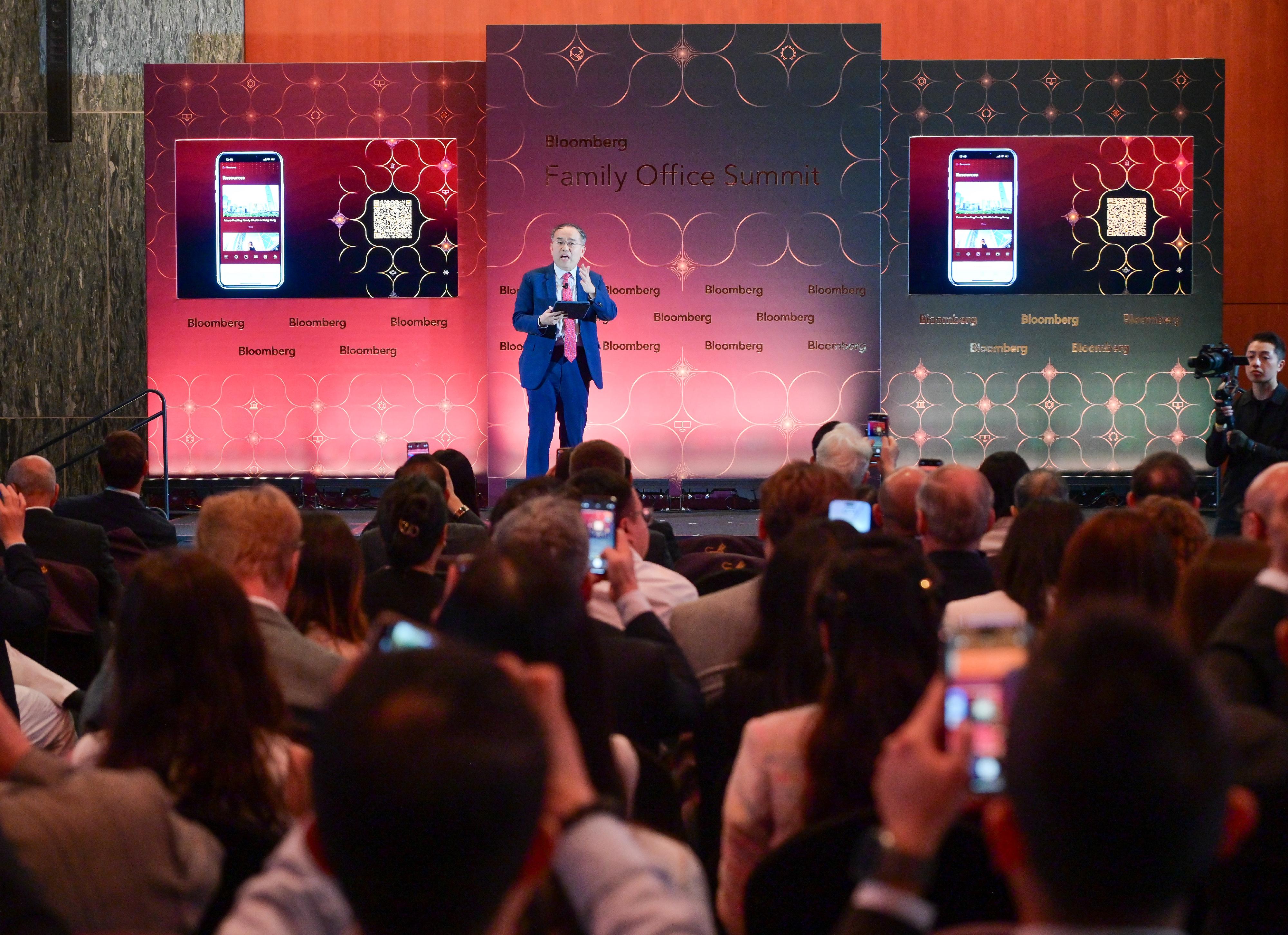The Secretary for Financial Services and the Treasury, Mr Christopher Hui, launched at the inaugural Bloomberg Family Office Summit today (March 27) the Hong Kong Family Office Nexus Digital Knowledge Hub for family offices as part of the Hong Kong Family Office Nexus initiative.
