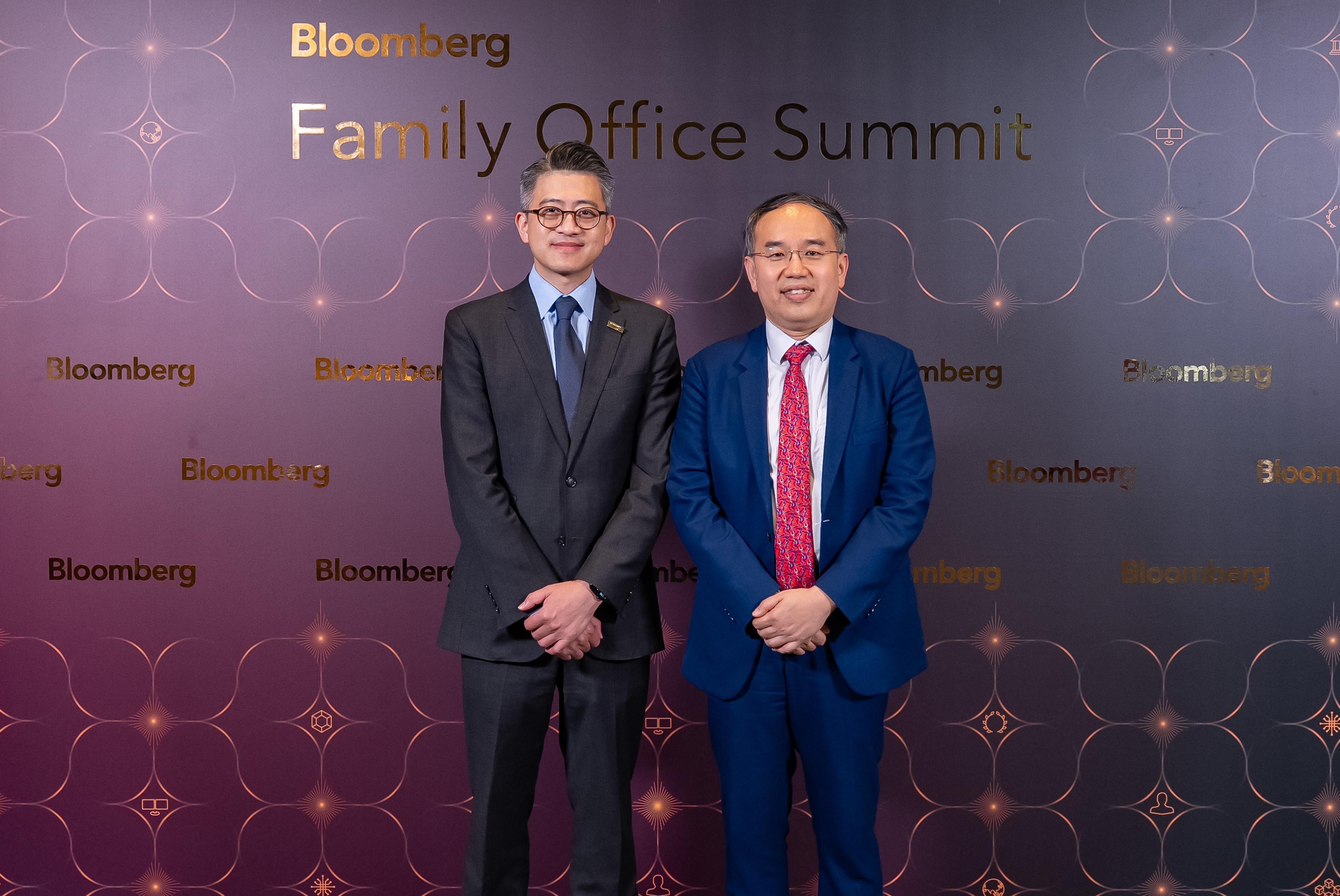 Photo shows the Secretary for Financial Services and the Treasury, Mr Christopher Hui (right), and the Head of Asia Pacific at Bloomberg, Mr Bing Li (left), at the inaugural Bloomberg Family Office Summit today (March 27).